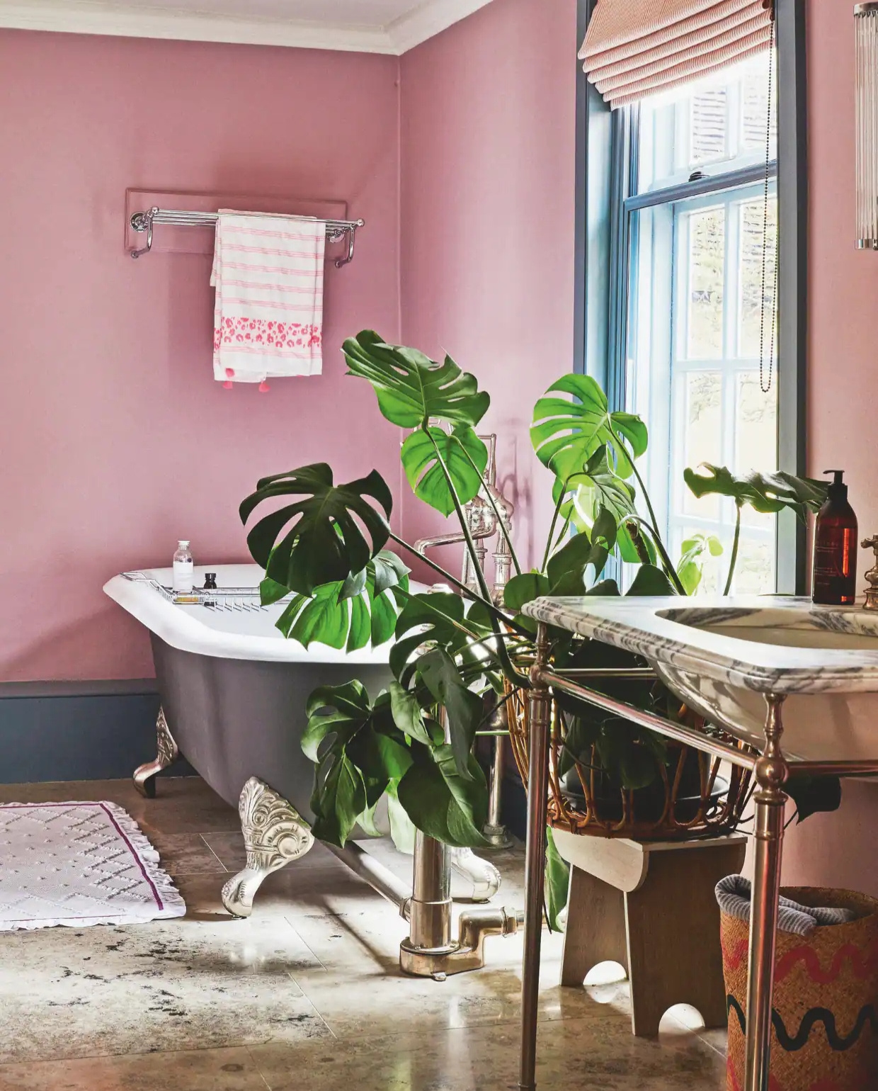 Muurverf Cinder Rose van Farrow &amp; Ball. Vergelijkbare items: bad en wastafel Klassiek Sanitair, badmat Zara Home, handdoek Hamamdoek. vtwonen 11-2024 | styling Kay Prestney | fotografie Brent Darby