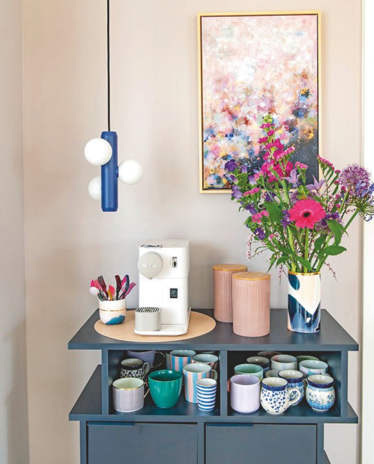 Schilderij Esther Gemser Art. Hanglamp Fést. Kast Tylko. Vaas en beker Marinski Heartmades. Terracotta potten Albert Heijn. vtwonen binnenkijkspecial 11-2024 | styling Jeske Weel | fotografie Caroline Coehorst