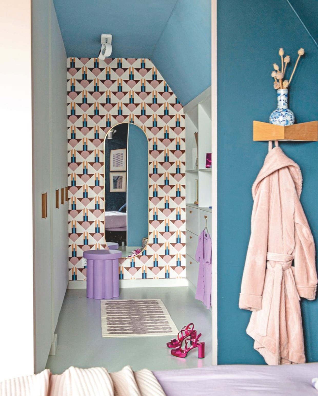 Behang Jupiter 10. Spiegel Loods 5. Kasten Tritop Interieurbouw. Kleed Kwantum. Lila tafel Xenos. Witte spot Qazqa. Kapstok Woodendot. Blauw-witte vaas &amp;klevering. vtwonen binnenkijkspecial 11-2024 | styling Jeske Weel | fotografie Caroline Coehorst
