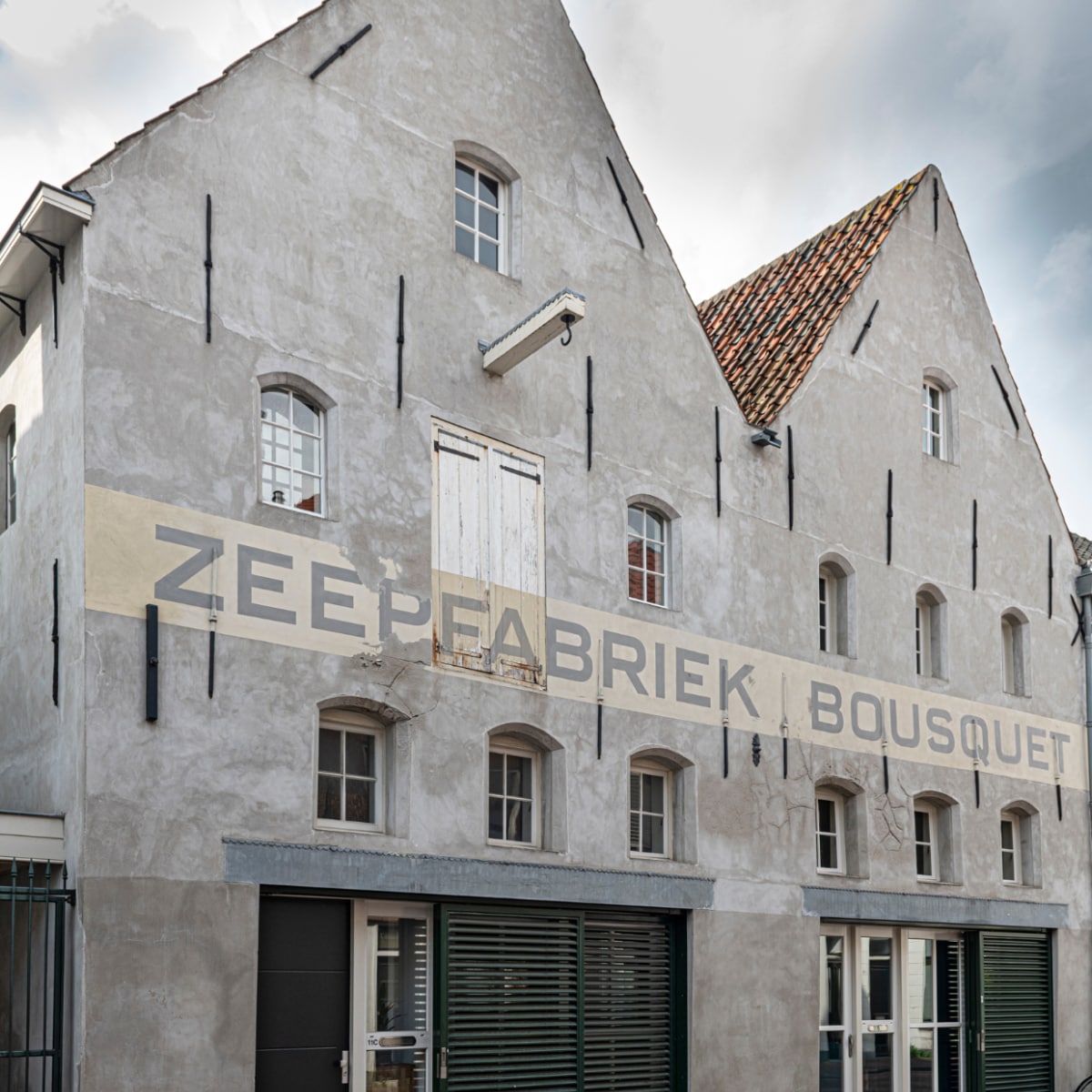 Een aantal façades van Zeepfabriek Bousquet, herontwikkeld tot appartementen. vtwonen binnenkijkspecial 12-2020 | styling Sharon Roest | fotografie Caroline Martinot