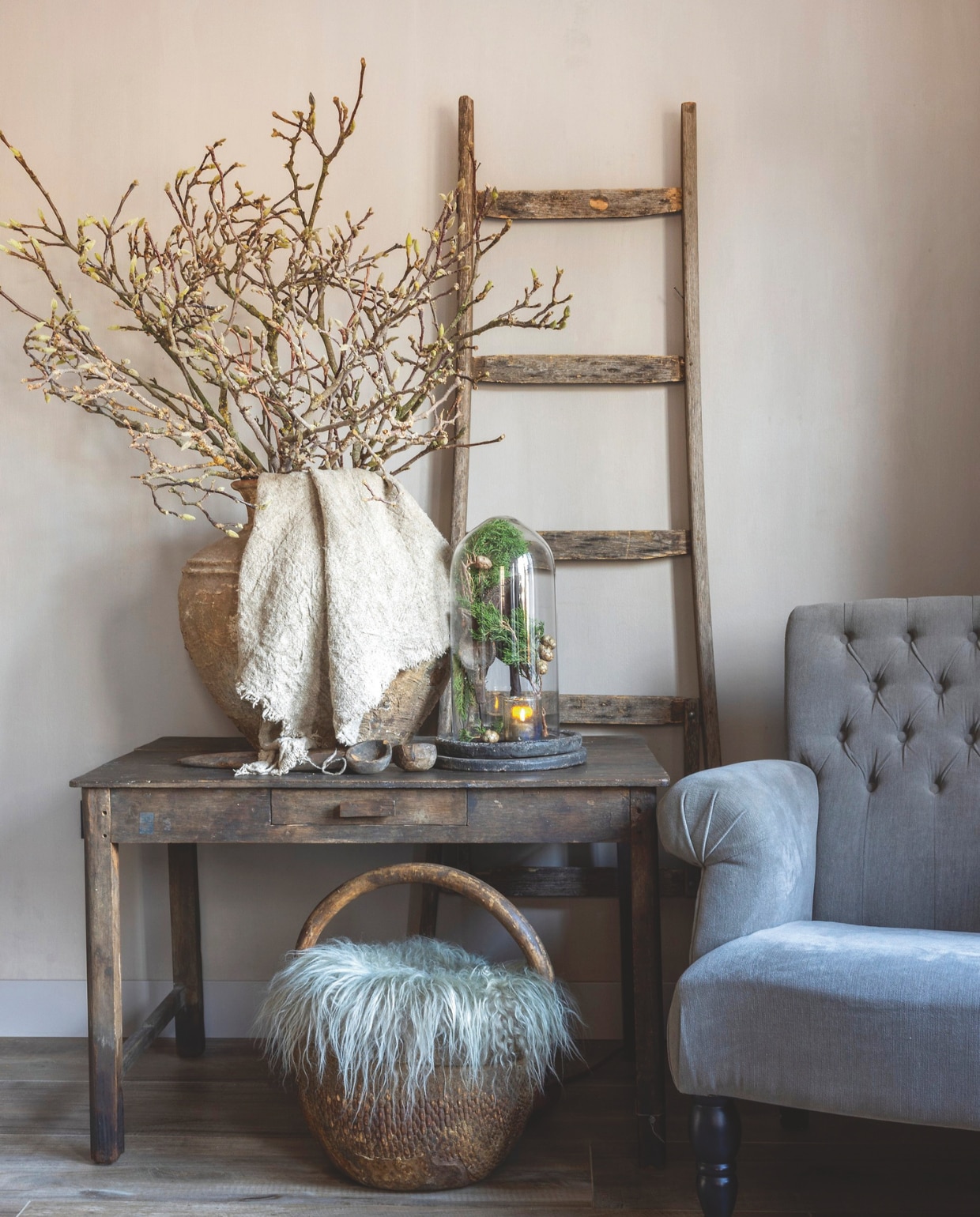 De oude plukladder is een familiestuk. Tafel van Aura Peeperkorn. Fauteuil en waterkruik van Het Olde Jagthuys. vtwonen landelijk 08-2024 | fotografie Anneke Gambon