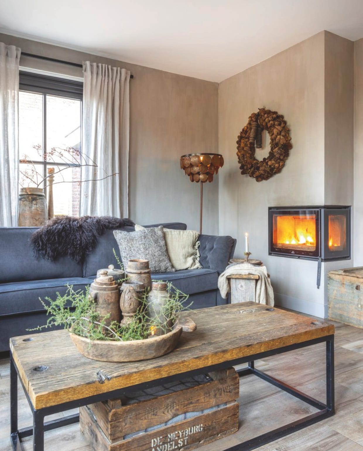 Bank Dance komt van Het Olde Jagthuys, net als de plaids en kussens. De linnen gordijnen kocht Marianne bij Ikea. Gertjan maakte de salontafel. vtwonen landelijk 08-2024 | fotografie Anneke Gambon