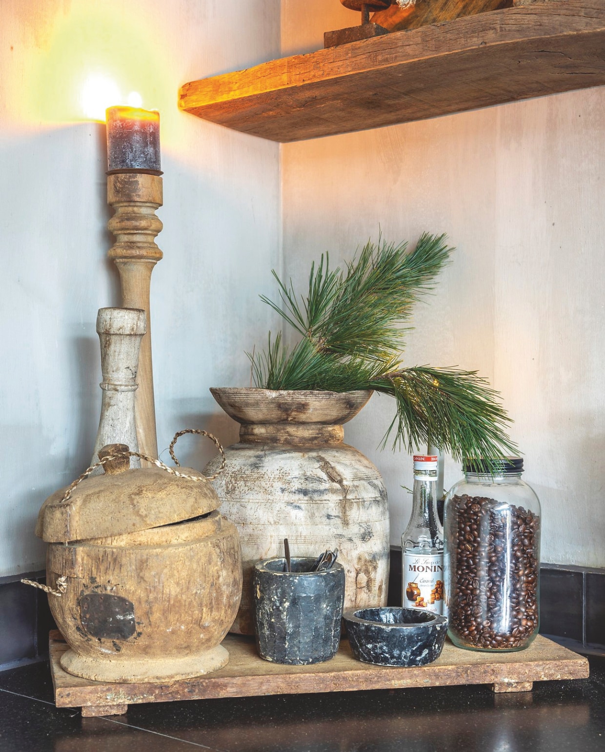 Marianne is dol op oude houten voorwerpen, overal in huis is haar verzameling te zien. vtwonen landelijk 08-2024 | fotografie Anneke Gambon