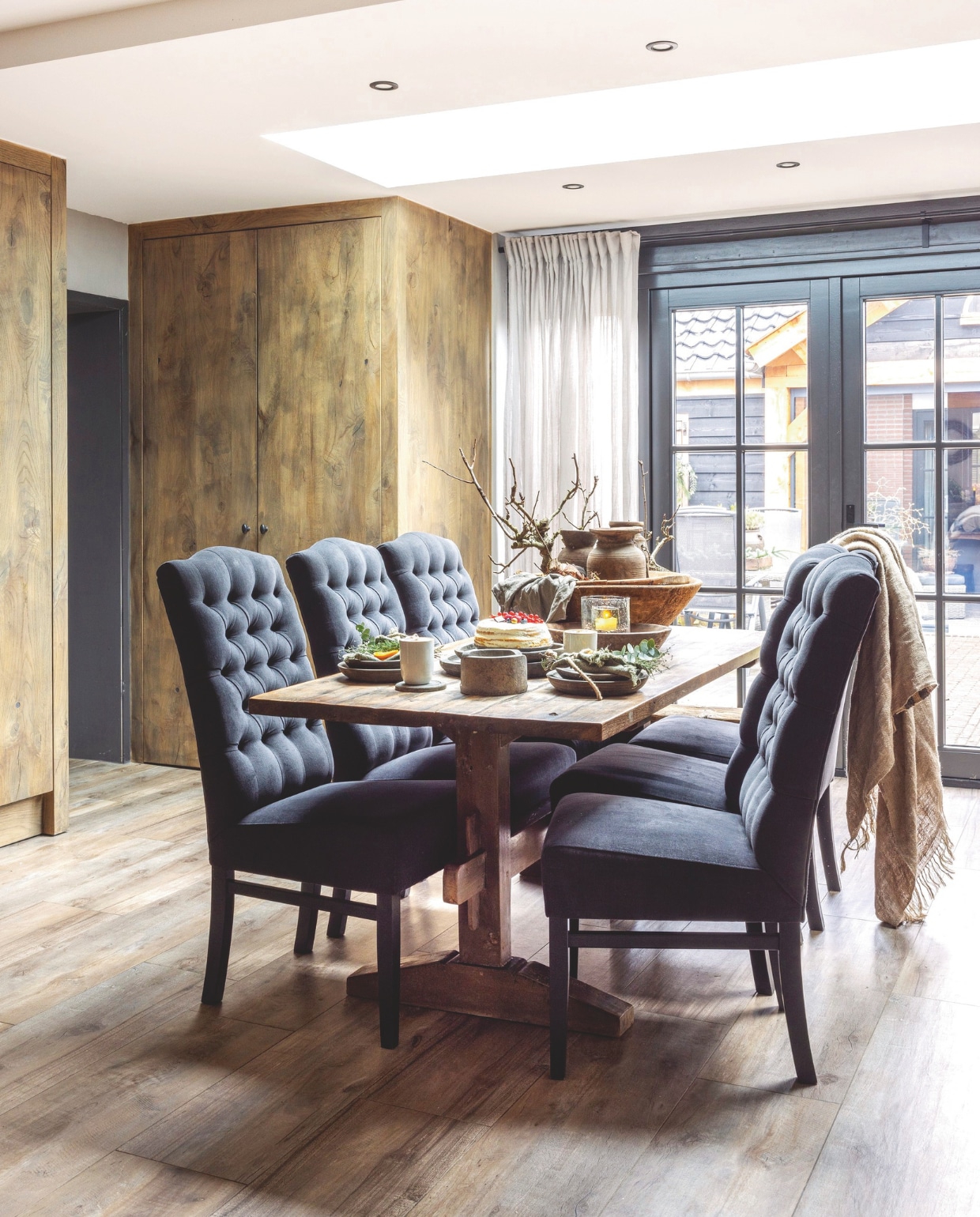 Kloostertafel en stoelen Post van Het Olde Jagthuys. vtwonen landelijk 08-2024 | fotografie Anneke Gambon