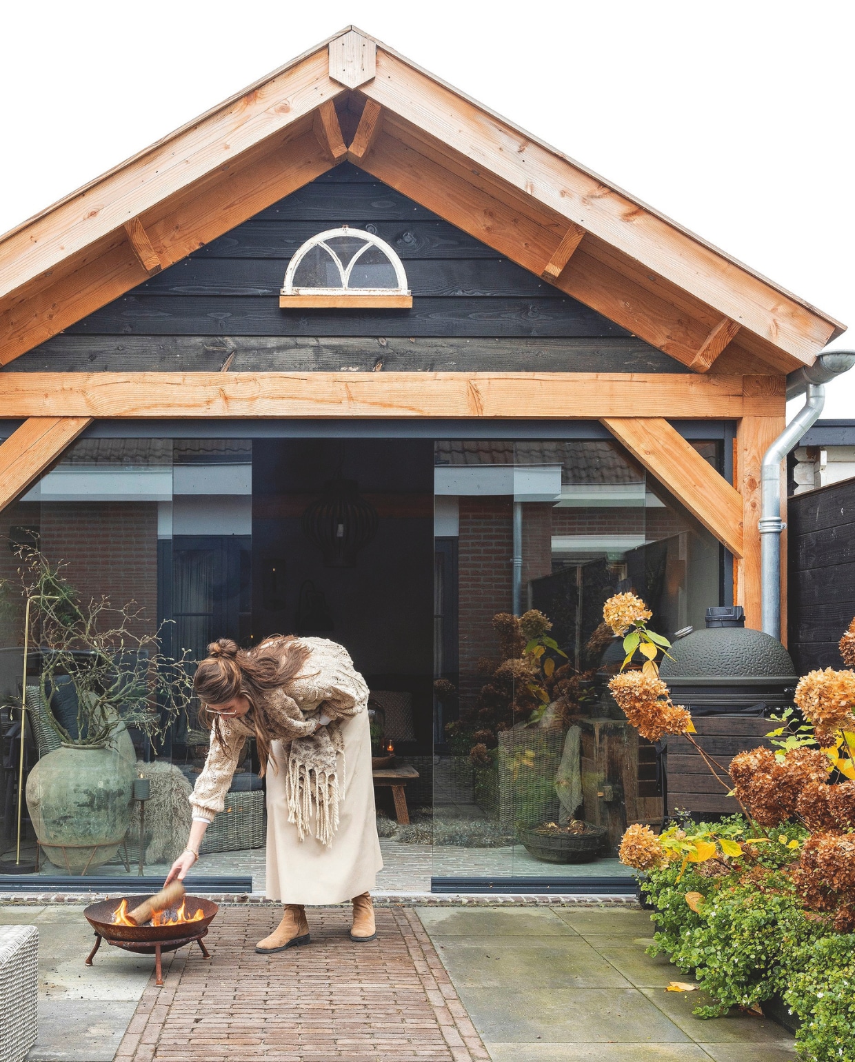 Het hout voor de veranda, kochten Marianne en Gertjan bij Hout Gemak. De kleur op de muur heet Zacht Klei en is van KlusWijs. vtwonen landelijk 08-2024 | fotografie Anneke Gambon