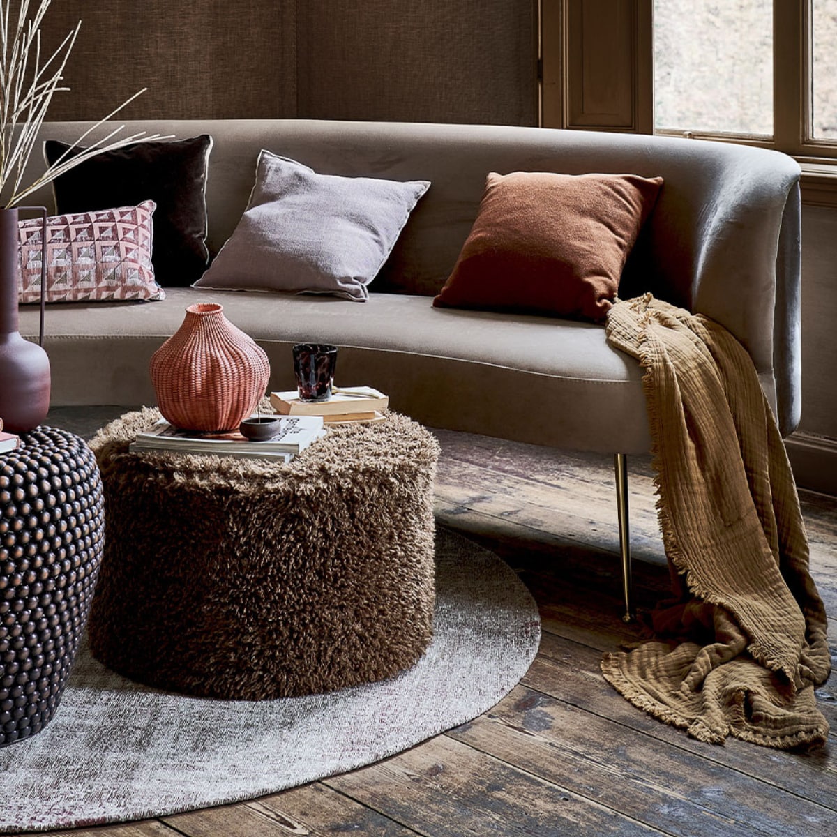 Rond vloerkleed € 299,- (vloerkledenwinkel.nl). Bank € 2585,- (keijserenco.nl). Metalen bijzet-tafel met bolletjes € 235,- (polspotten.nl). Roze linnen notitieboek € 19,95, bruine keramieken wierrookhouder € 24,95 (letoile.store). Bruin leren boek € 24,95, bruin glas € 10,33 (nordal.eu). Gemarmerd schaaltje € 9,99, terra vaas in knoflookvorm € 49,99 (sissy-boy.com). Bruine vaas met handvat € 45,-, bruin kussen € 49,99 (homestede.nl). Poef met vacht van Essenza € 139,95 (vtwonen.nl). Roze kussen van Designers Guild € 102,-, bruin fluwelen kussen van Designers Guild € 83,-, mauve linnen kussen van Designers Guild € 75,- (wva.nl). Plaid € 50,- (paviljoen-noord.com). Overig privébezit. vtwonen 1-2022 | styling Danielle Verheul | fotografie Sjoerd Eickmans
