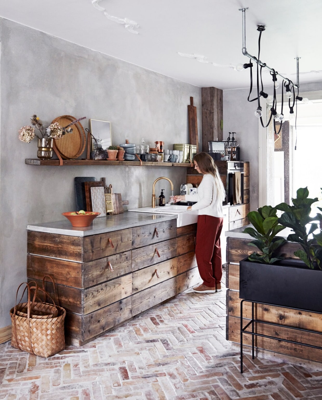 Keuken Ikea. Deuren en plank van steigerplanken maatwerk. Vaas Søstrene Grene. Print in lijst Desenio. Fruitschaal uit Mallorca. Snijplanken Skagerak, H&amp;M Home. Tegelsamples File under Pop. Lichtsnoer aan buizen House Doctor. Plantenbak Ferm Living. Overig herkomst onbekend. vtwonen 12-2021 | productie Living Stories | styling Pia Olsen | fotografie Stine Christiansen