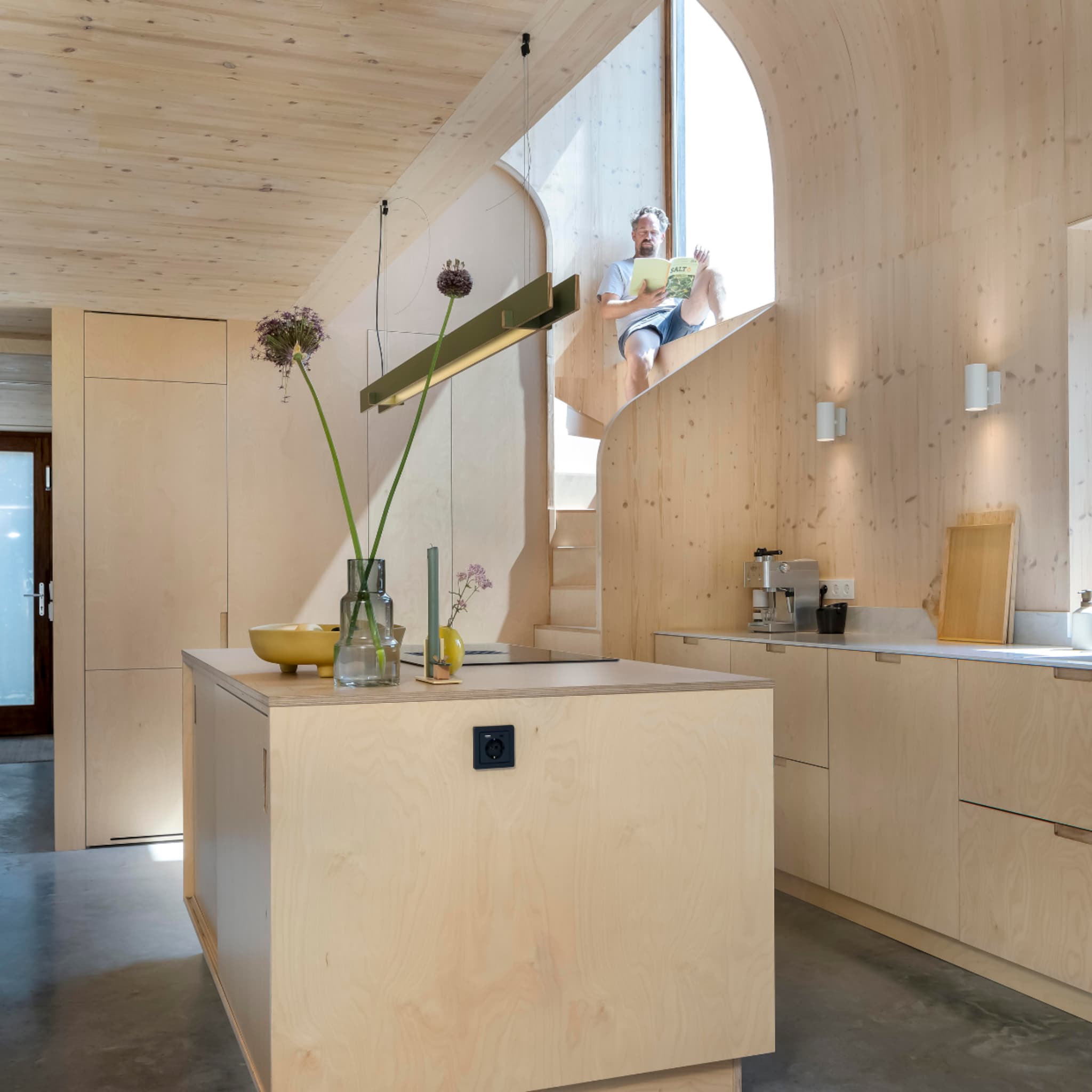 binnenkijken in een zelfgebouwde houten woning