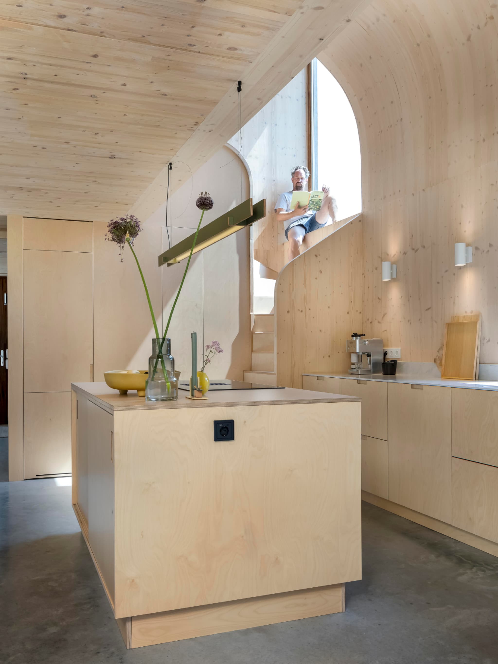 binnenkijken in een zelfgebouwde houten woning