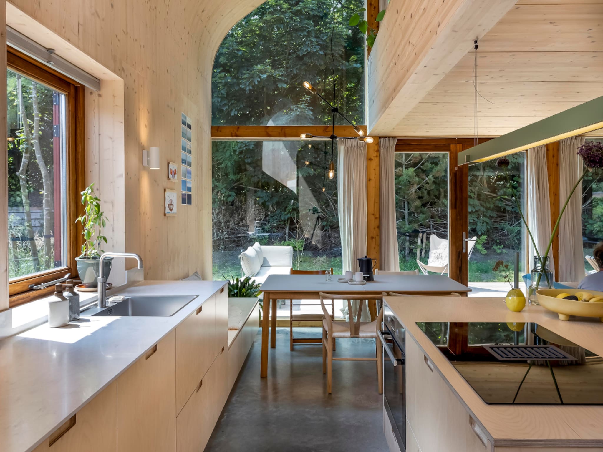 binnenkijken in huizen met houten keukens