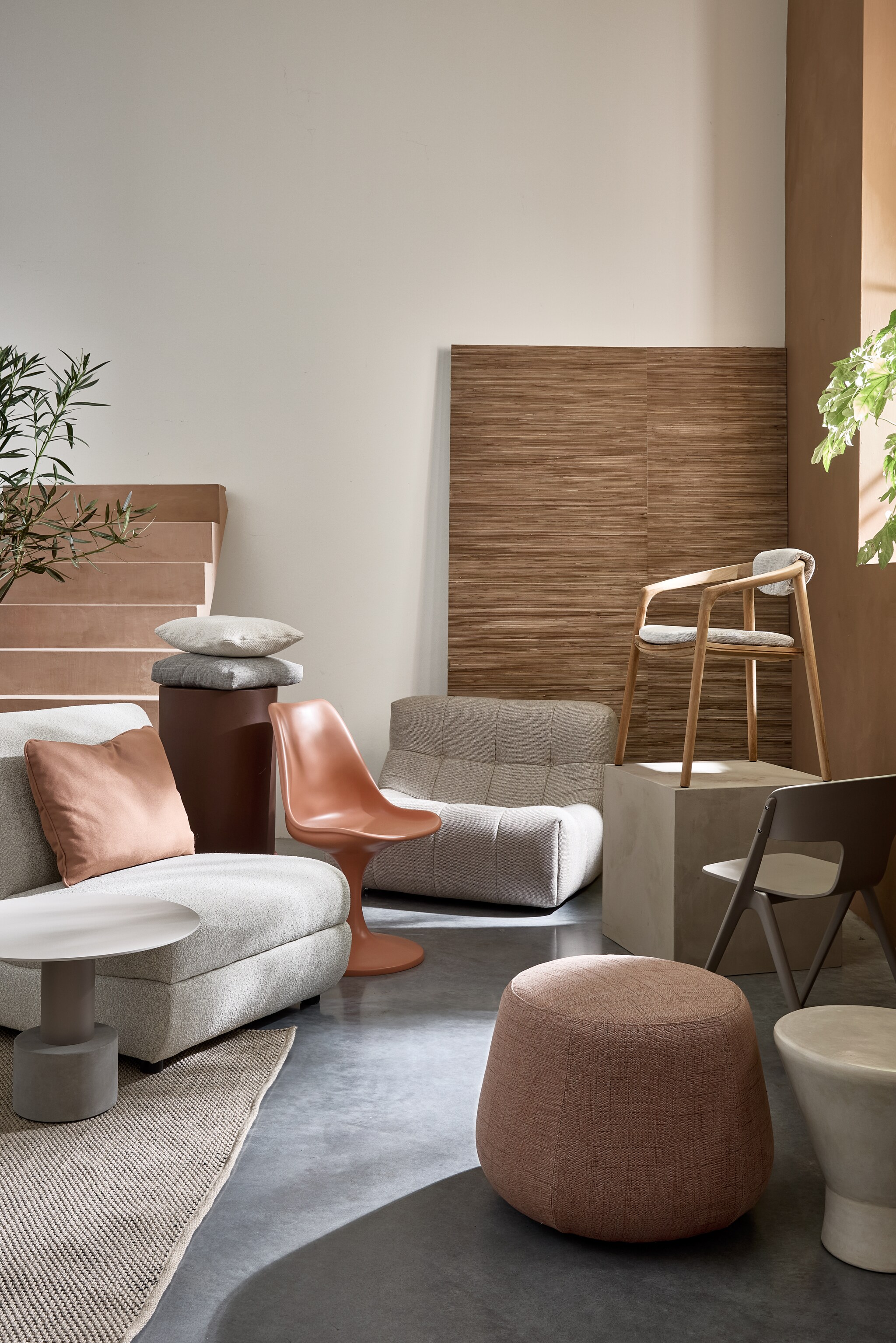 Vloerkleed Brink &amp; Campman, prijs op aanvraag (vloerkledenwinkel.nl). Bijzettafel Kettal Roll, beton en aluminium, 60x43 cm (Øxh) € 1082,-, poef Fat-Sofa Outdoor van B&amp;B Italia, vanaf € 884,-, houten stoel met stoffen zitting prijs op aanvraag, buitenkussens vanaf € 130,-(dacks.nl). Zeegroene kunststof tuinstoel Horizon, per 4 € 476,-en polyester fauteuil Mississippivan Zuiver, 82x100x83 cm (bxdxh)€ 1140,- (shop.vtwonen.nl). Polyester fauteuil Lazy outdoor, 105x105x75 cm (bxdxh) € 2195,- (hkliving.com). Behang Natural Wallcoverings 3, 5,50x0,91 m (lxb) per rol € 285,- (eijffinger.com). Tadelakt bijzettafel TamTam, 40x47 cm (Øxh) € 359,-,polyester stoel Tulip € 595,-(householdhardware.nl). styling marlies does | fotografie peggy janssen