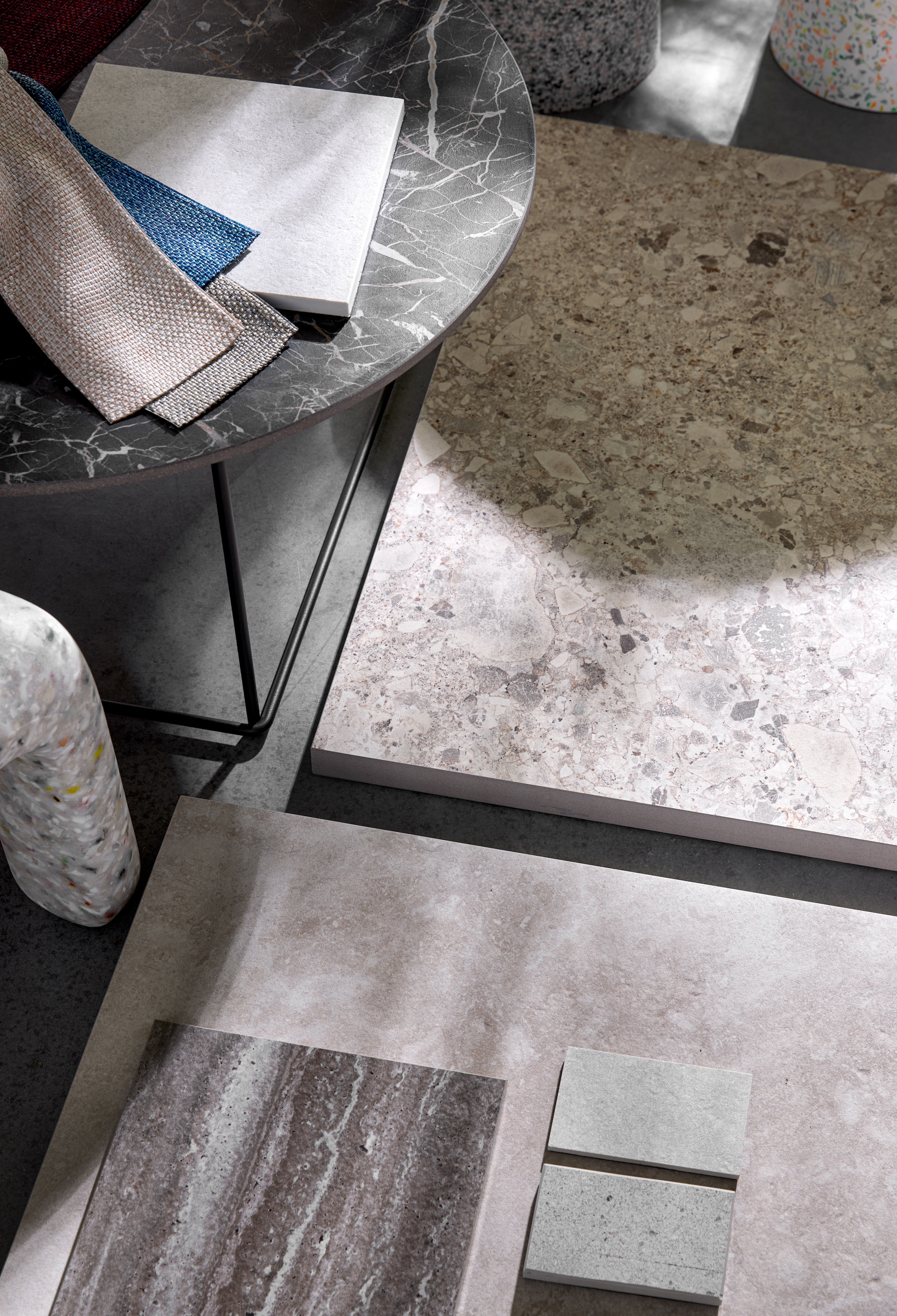 Bijzettafel Fat-Fat van B&amp;B Italia Outdoor, staal en porselein, diverse afmetingen vanaf € 973,-. Tegelstaal Travertin Geo in 5K54 van Manutti, kleine stalen natuursteen, stofstalen Rope T van Paola Lenti (dacks.nl). Tuintegels Composite Mix en Clouds uit de Solostone collectie van vtwonen, 70x70 cm, per m² € 74,50 (vtwonen.nl/collectie). styling marlies does | fotografie peggy janssen