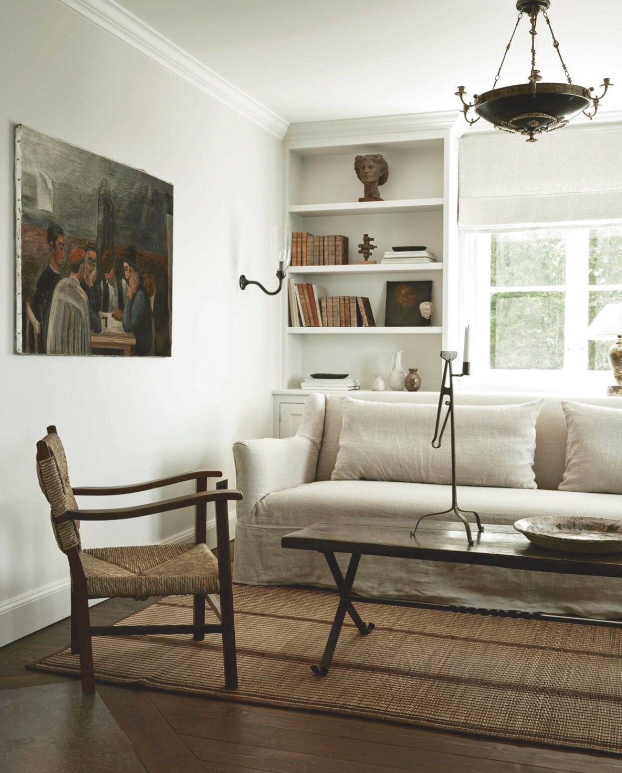De neutrale basis, die het visitekaartje van Christina is, wordt in het hele huis doorbroken met vintage en antiek. vtwonen landelijk 08-2024 | productie Living Inside | fotografie Kristofer Johnsson