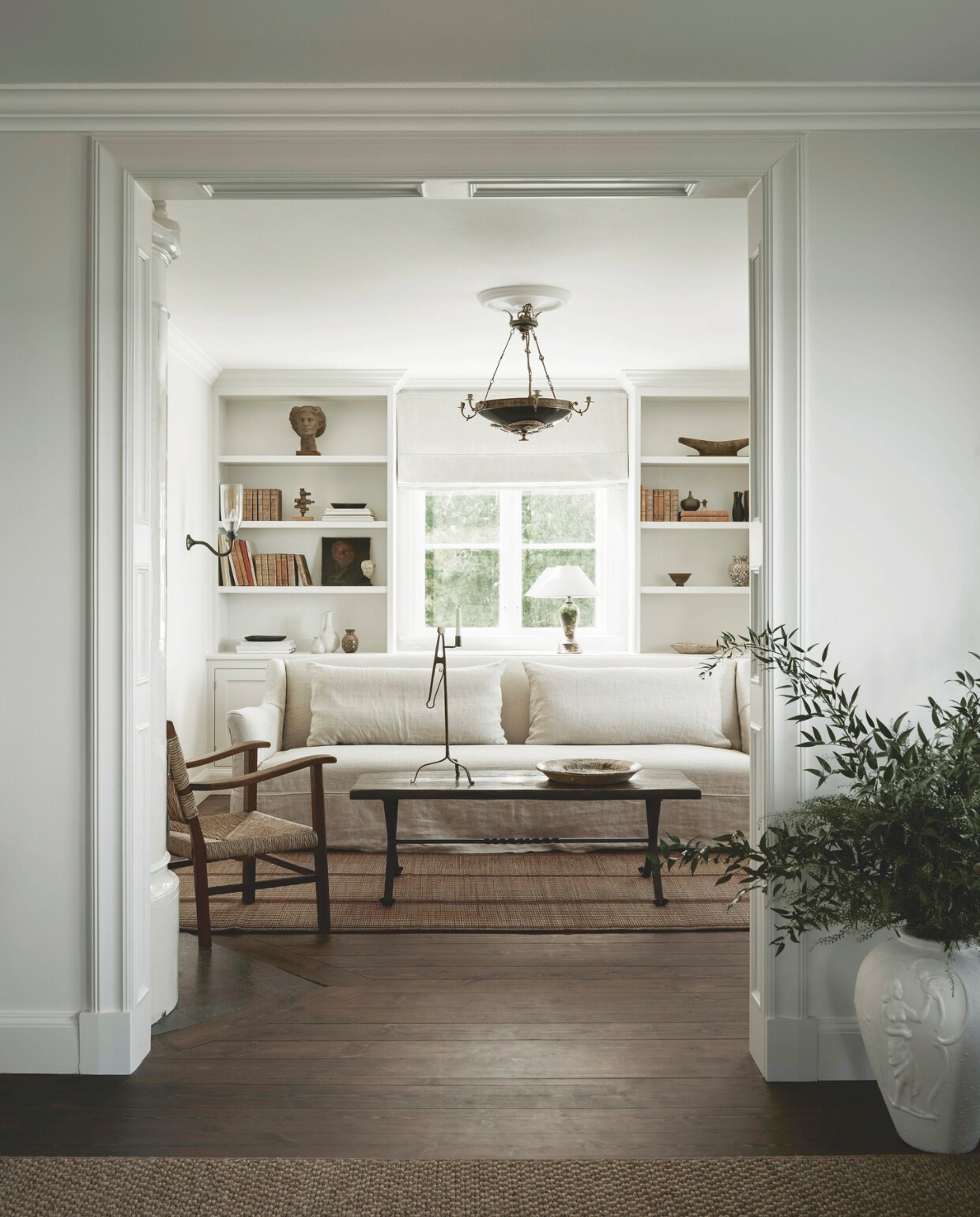 Neutrale kleuren en natuurlijke materialen laten binnen en buiten in elkaar overvloeien. vtwonen landelijk 08-2024 | Productie Living Inside | Fotografie Kristofer Johnsson