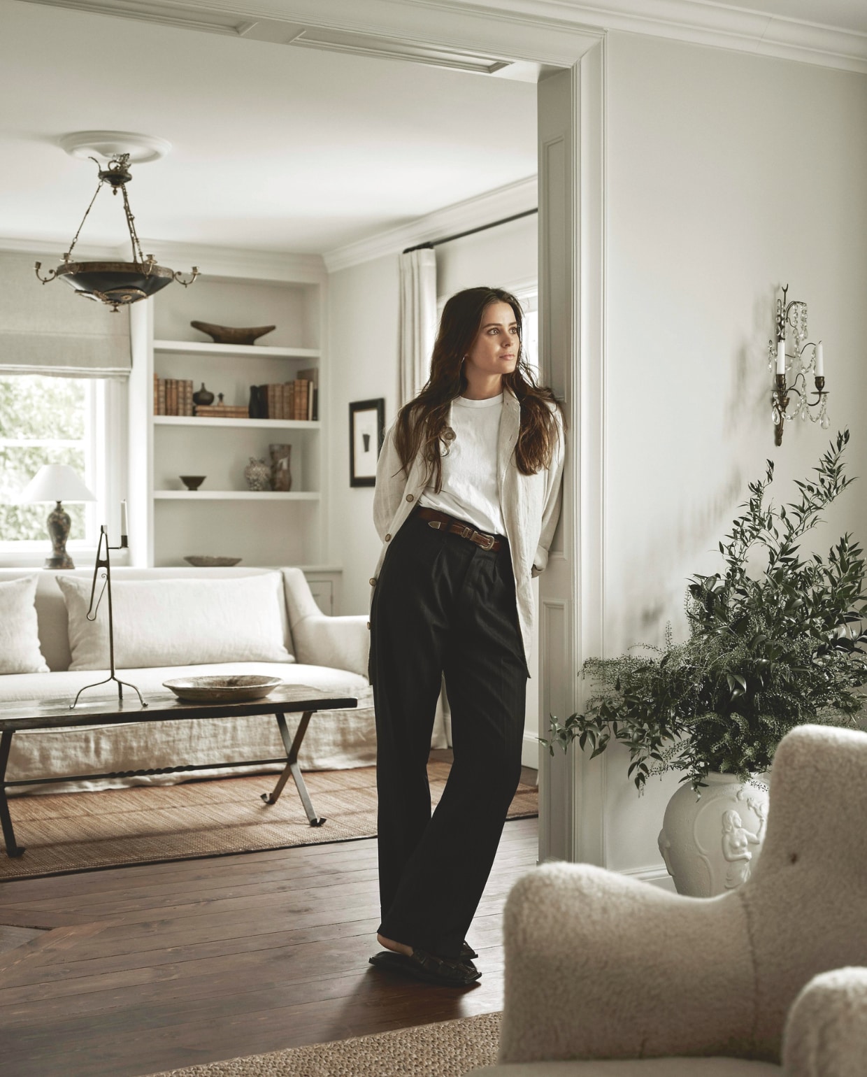 Interieurontwerper Christina Nydahl in de woonkamer, haar favoriete plek. vtwonen landelijk 08-2024 | productie Living Inside | fotografie Kristofer Johnsson