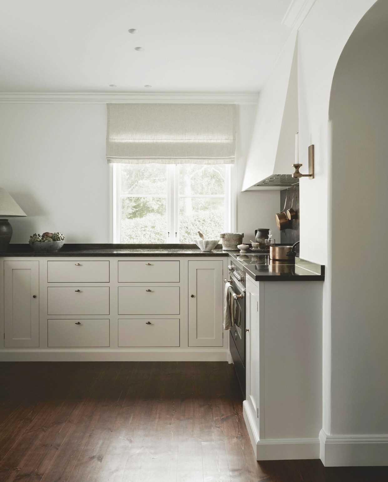 De keuken, met klassieke Engelse uitstraling, kreeg de kleur van het interieur. Blad hardsteen. vtwonen landelijk 08-2024 | Productie Living Inside | Fotografie Kristofer Johnsson