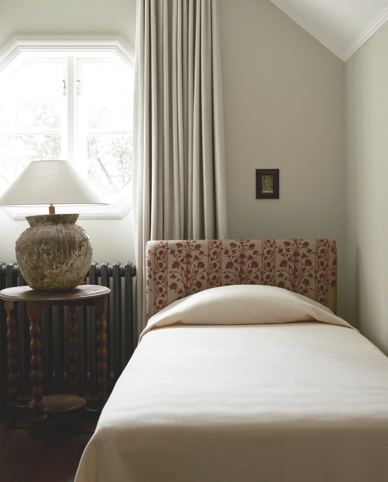 De wollen sprei is op maat gemaakt. Stof van hoofdbord Aleta Fabrics. Vintage tafellamp van waterurn. Vintage tafel via Etsy. vtwonen landelijk 08-2024 | Productie Living Inside | Fotografie Kristofer Johnsson