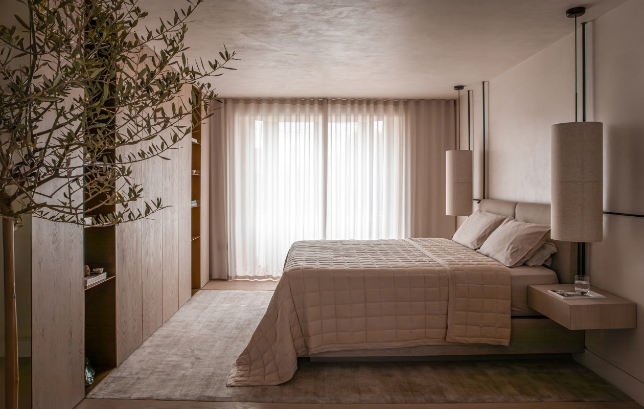 De houten vloer is van Trunk Flooring. De zwevende nachtkastjes, het bed, de eiken deuren en koperen schappen zijn op maat gemaakt door O’Gorman Joinery. Hanglampen Hashira van Audo Copenhagen. stijlvol wonen 01-2025 | productie Living Inside | fotografie Ruth Maria Murphy