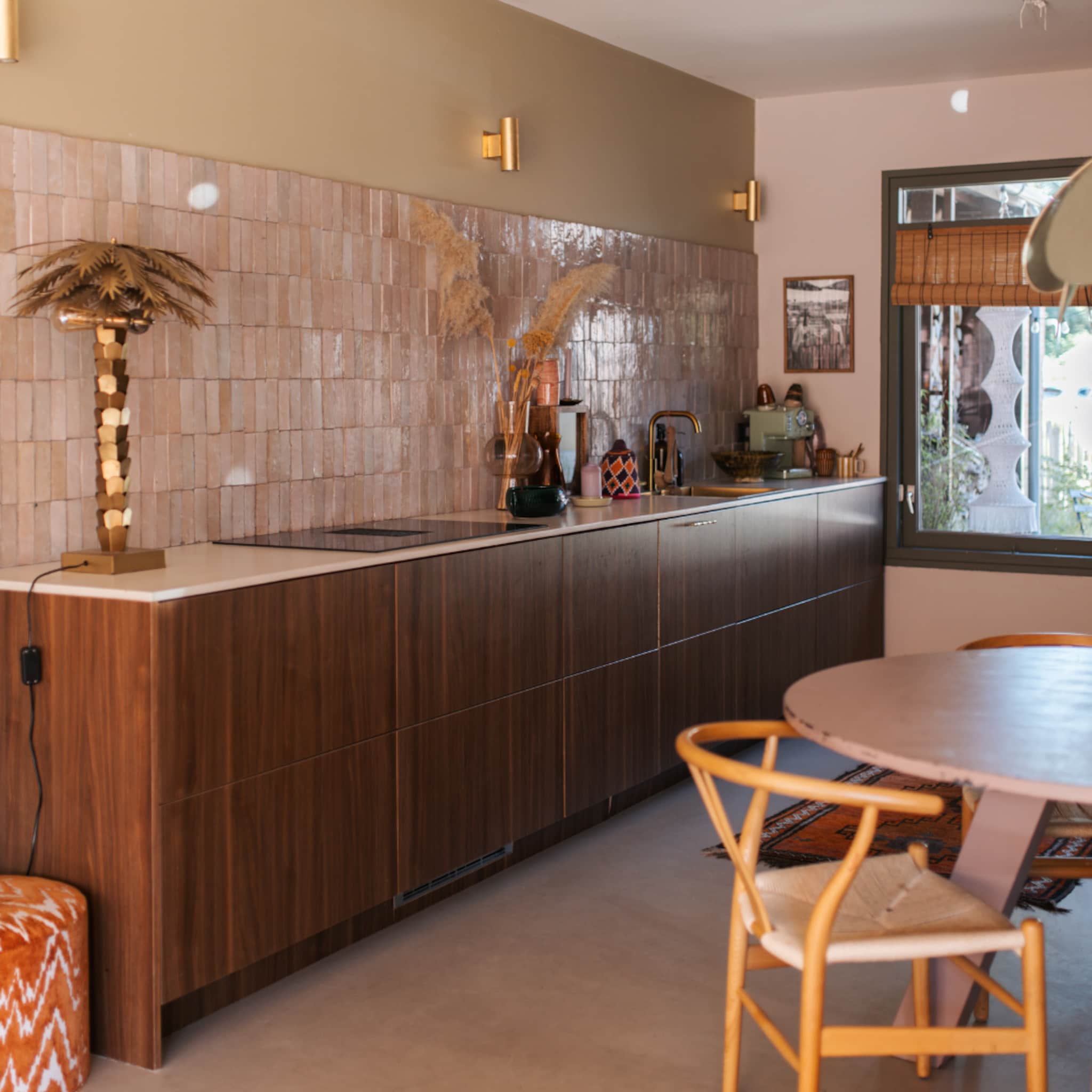 Warm houten keuken met een groene achterwand