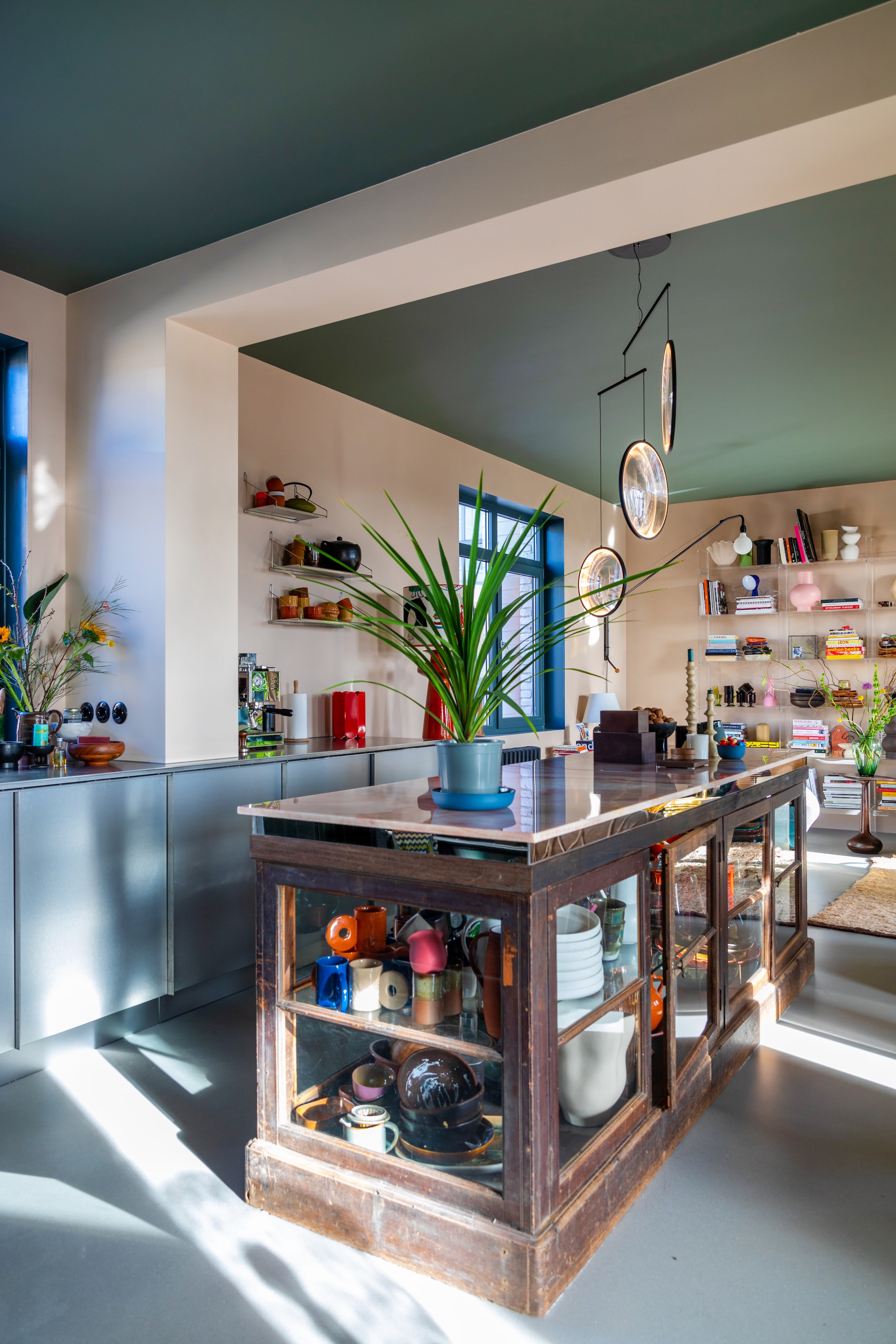 Durf met interieurstylist Theo-Bert Pot in het thema van vtwonen nr. 1: hout. Hier: houten kookeiland Theo-Bert Styling en fotografie Theo-Bert Pot