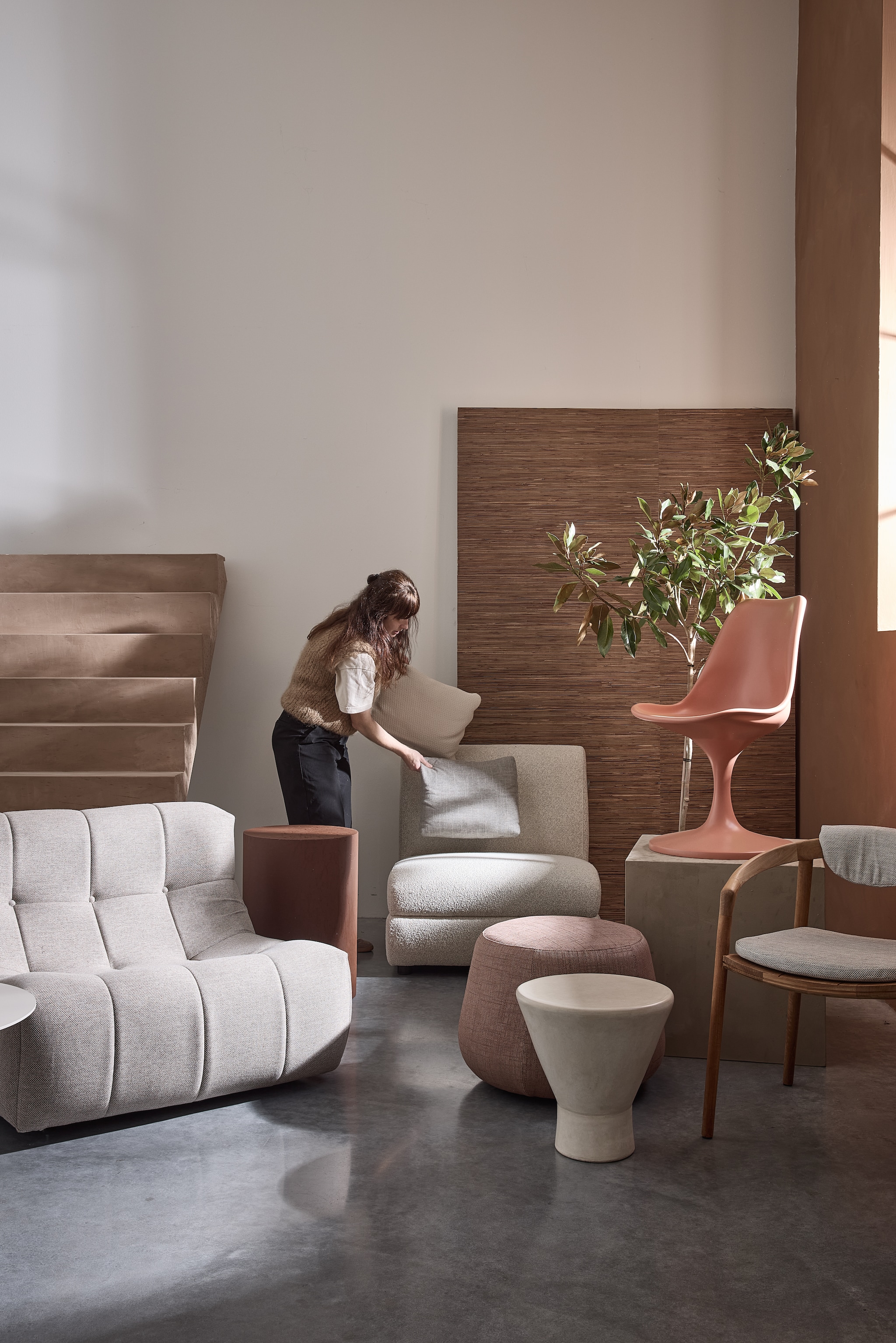Pag. 45. Vloerkleed Brink &amp; Campman, prijs op aanvraag (vloerkledenwinkel.nl). Bijzettafel Kettal Roll, beton en aluminium, 60x43 cm (Øxh) € 1082,-, poef Fat-Sofa Outdoor van B&amp;B Italia, vanaf € 884,, houten stoel met stoffen zitting prijs op aanvraag, buitenkussens vanaf € 130,- (dacks.nl). Zeegroene kunststof tuinstoel Horizon, per 4 € 476,- en polyester fauteuil Mississippi van Zuiver, 82x100x83 cm (bxdxh) € 1140,- (shop.vtwonen.nl). Polyester fauteuil Lazy outdoor, 105x105x75 cm (bxdxh) € 2195,- (hkliving.com). Behang Natural Wallcoverings 3, 5.50x0.91 m (lxb) per rol € 285,- (eijffinger.com). Tadelakt bijzettafel TamTam, 40x47 cm (Øxh) € 359,-, polyester stoel Tulip € 595,- (householdhardware.nl). styling marlies does | fotografie peggy janssen