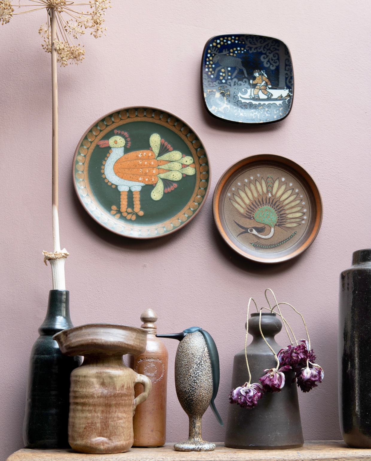 Borden, vazen en kruiken kringloop. Vogel Iittala, uit de collectie van Rogiers moeder. vtwonen 01-2025 | productie De Binnenkijkers | fotografie Caroline Coehorst
