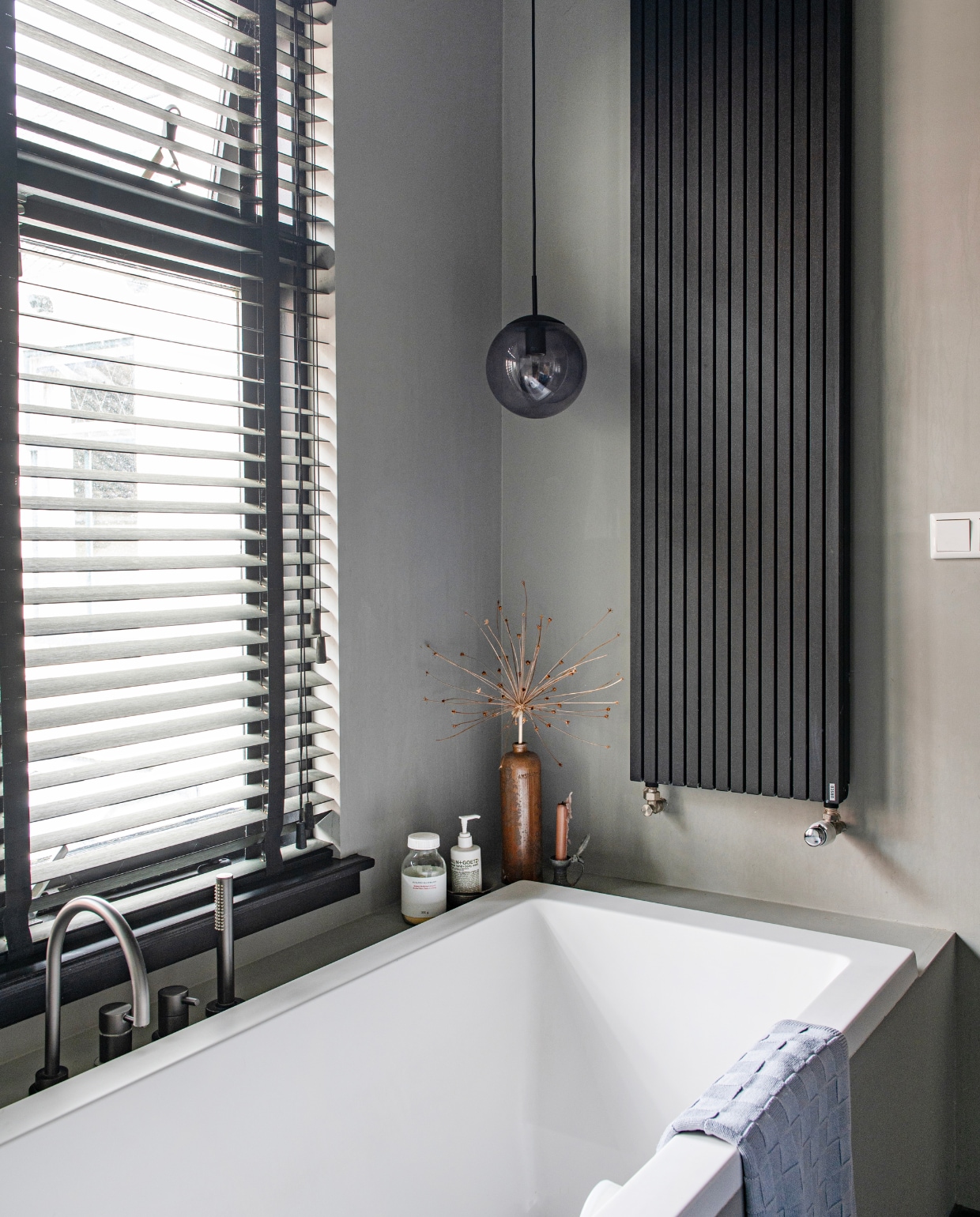Bad en kranen Tortu World. Radiator Vasco, raambekleding raamdecoratie.com. vtwonen 01-2025 | productie de binnenkijkers | fotografie caroline coehorst
