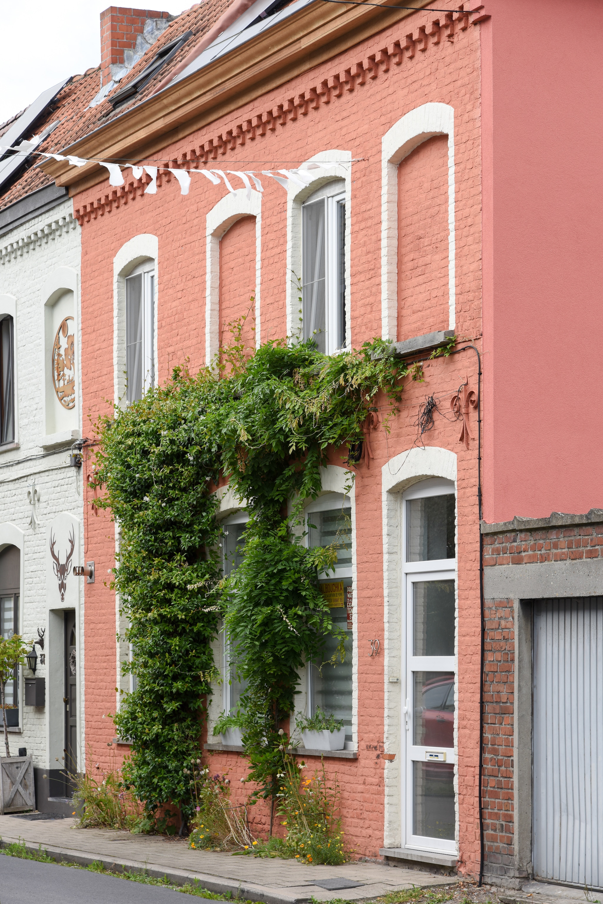 Rijtjeshuis in Gent met perzikkleurige gevel vtwonen TUIN 01-2025 | fotografie Veronique De Walsche
