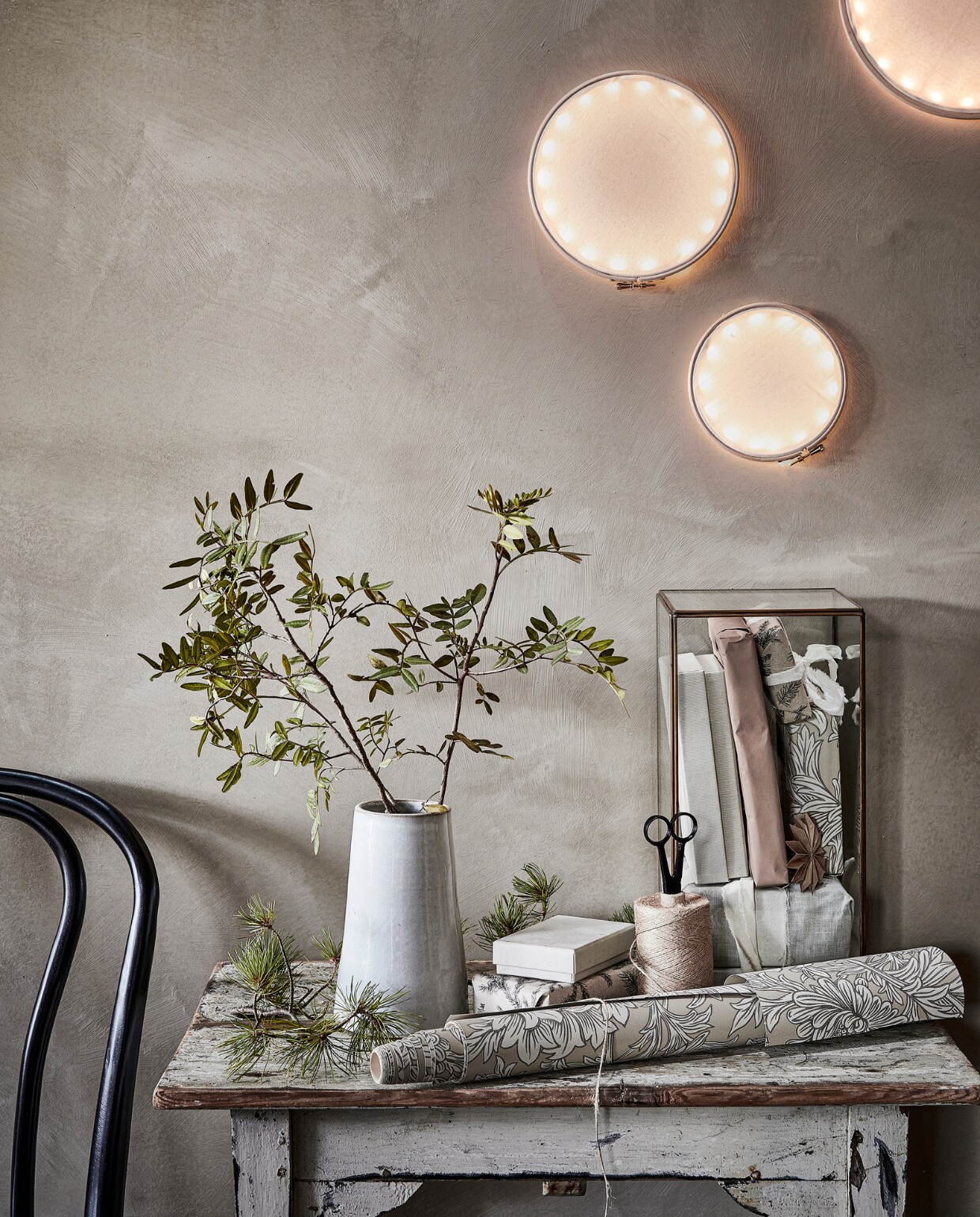 Stoel € 199,95, vaas € 19,95 (dille-kamille.nl). Stolp € 84,95 (hkliving.nl). Rol behang Chrysanthemum in de kleur Ivory/Gold € 115,- (morrisandco.sandersondesign-group.com). Overig privébezit. vtwonen 12-2021 | styling Marlies Does | fotografie Peggy Janssen
