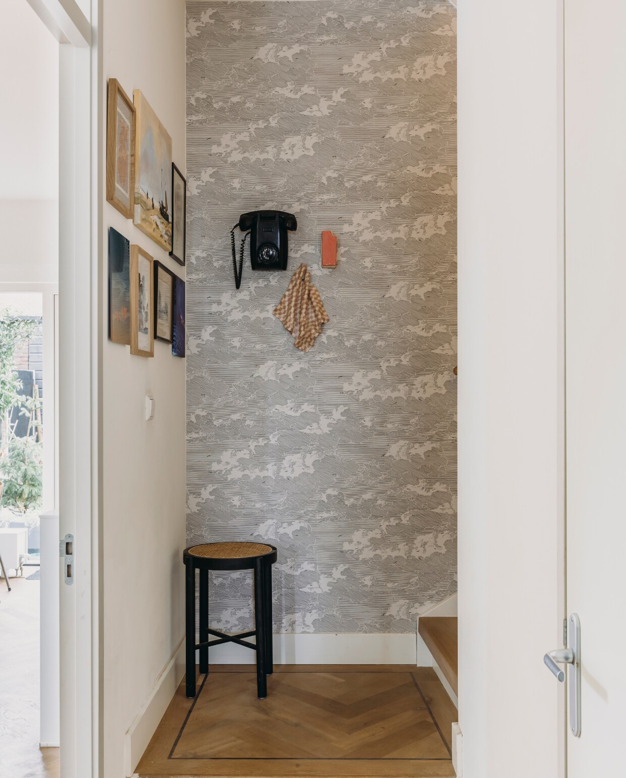 Behang Eijffinger. Keramische lap The Clay Shaper. Tompouce Mickey Philips. Telefoon geërfd van Marieke’s oma. Schilderijen en kunstwerken deels erfstukken. vtwonen DIY-special 11-2024 | styling en productie Agnes Verduin | fotografie Eva Bloem