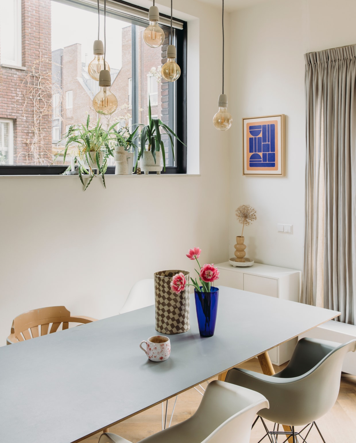 Eettafel CPH van Hay. Stoelen Vitra en Kringloop. Lampen Loods 5. Porseleinen fittingen, strijkijzersnoer Snoerboer. Keramische vazen, schaaltje, potten, mok The Clay Shaper. Glazen vaas Kringloop. Kunstwerk Birgit Koelewijn. vtwonen DIY-special 11-2024 | styling en productie Agnes Verduin | fotografie Eva Bloem
