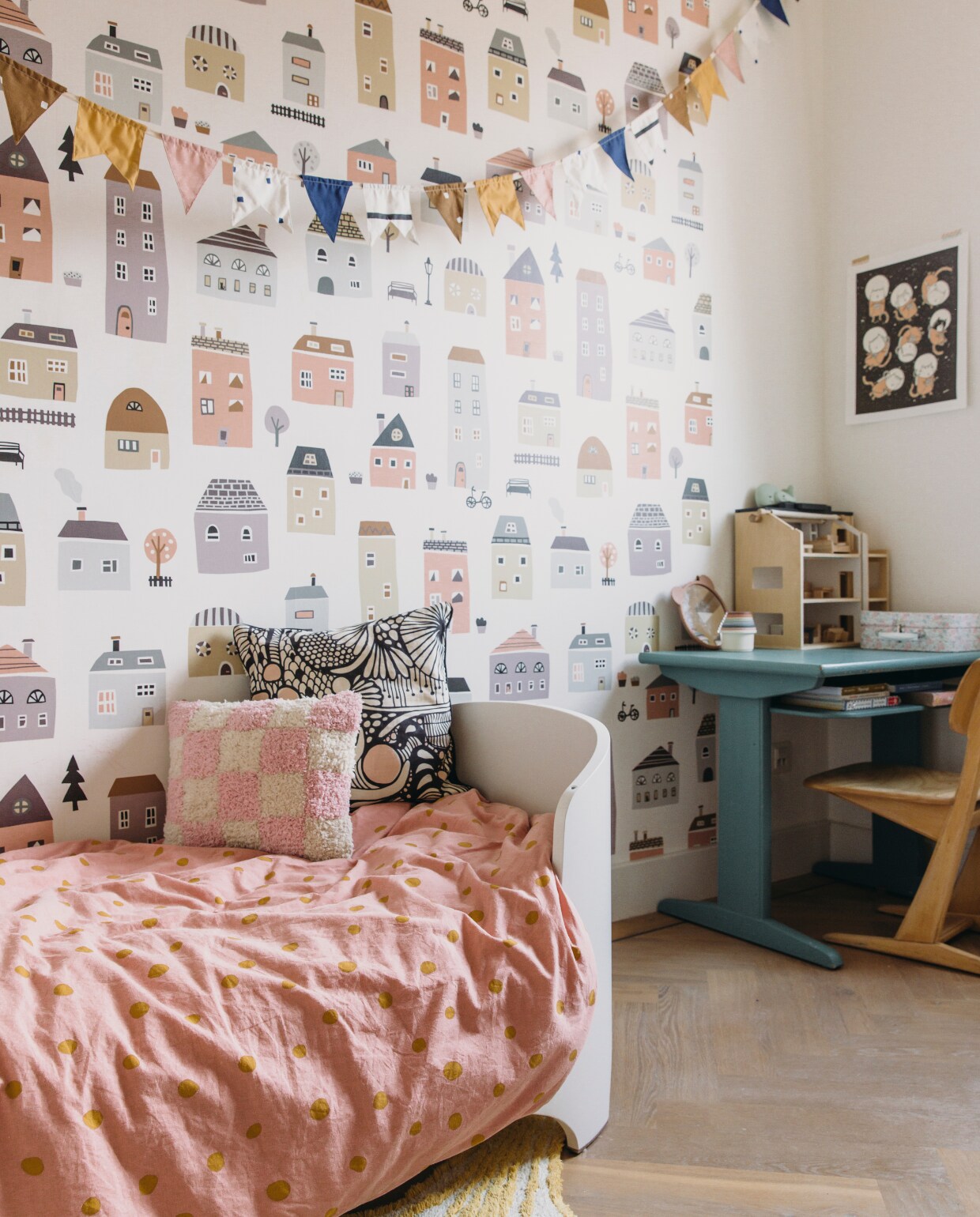 Behang Binnenzoet. Meegroeibed Leander. Dekbed Wehkamp. Bureau, stoel Kringloop. Kussen grafisch Ferm Living. Vlaggetjes H&amp;M Home. Poster Junique. vtwonen DIY-special 11-2024 | styling en productie Agnes Verduin | fotografie Eva Bloem