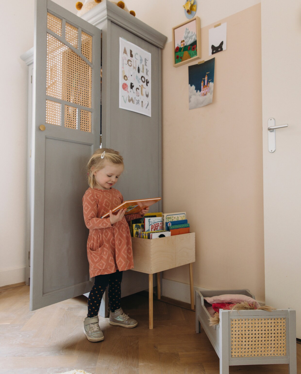 Kast Marktplaats. Poppenbed gemaakt door opa. Boekenbak zelfgemaakt. Pompommand Kwantum. Giraf Studio Roof. Schilderijtje en poster luchtkasteel De streken van Agnes. Poster kat Junique. vtwonen DIY-special 11-2024 | styling en productie Agnes Verduin | fotografie Eva Bloem