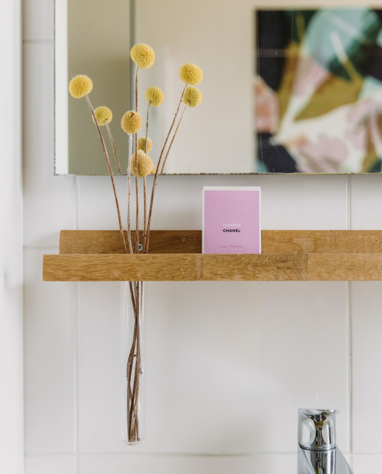 Wandplank Basiclabel, met daarin een reageerbuisje als vaasje (DIY). Ixxi met illustratie van Lotte Dirks. vtwonen DIY-special 11-2024 | styling en productie Agnes Verduin |  fotografie Eva Bloem