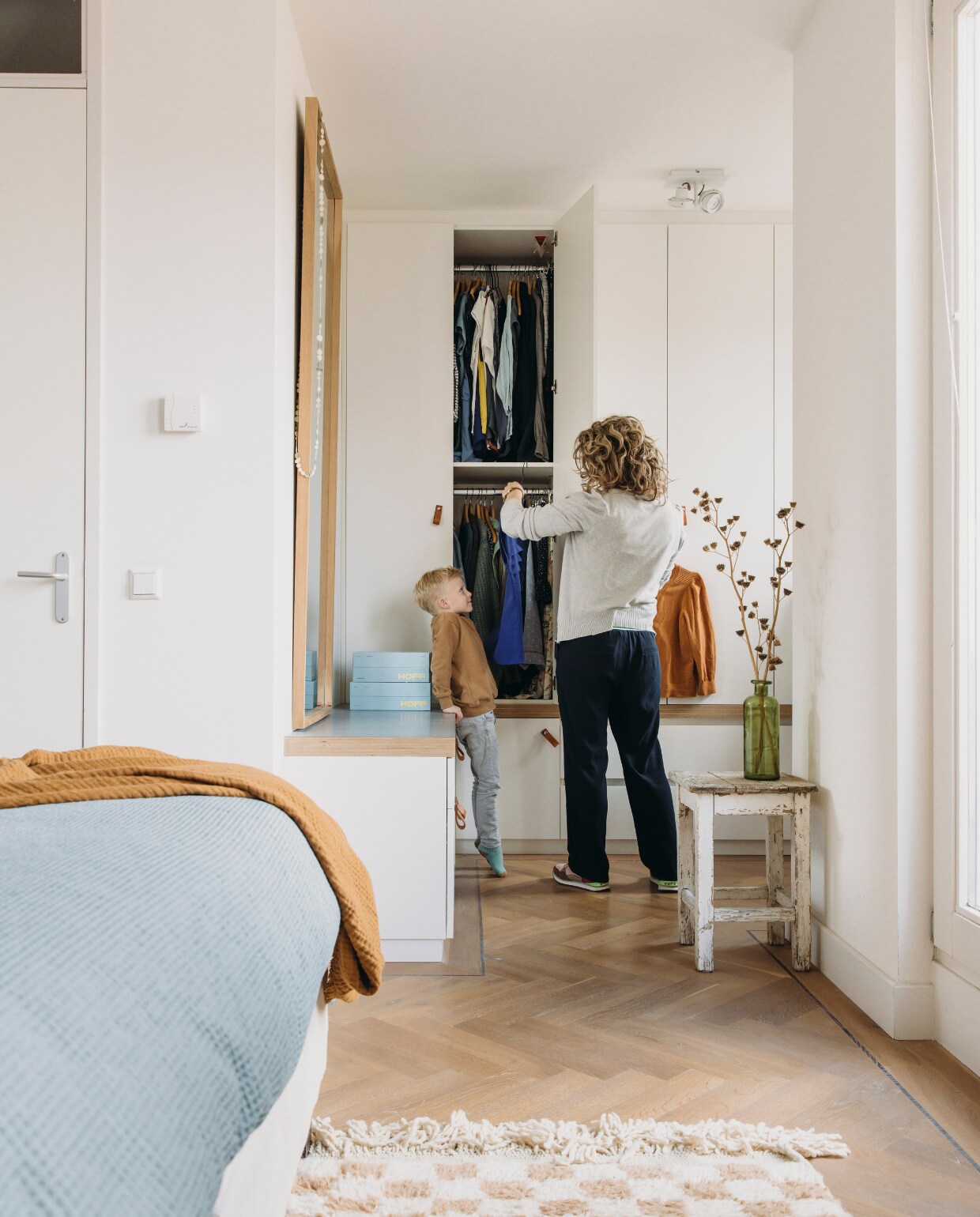 Dekbedovertrek Hema, vloerkleed World of Blends, kruk Van Dijk &amp; Ko, spiegel Hübsch, vaas Kringloop. Overig onbekend. vtwonen DIY-special 11-2024 | styling en productie Agnes Verduin | fotografie Eva Bloem