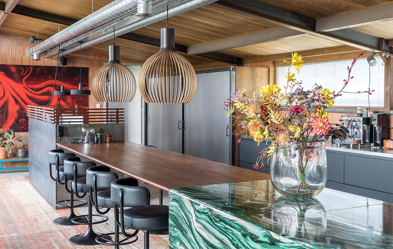Keuken KeukenKastenFabriek.nl. Kookeiland Noors kwartsiet Hafkamp Natuursteen. Vaas Dutz, kunstbloemen Ten Kate flowers &amp; decorations. Koffiezetapparaat Bezerra. Mokken HKliving. vtwonen special binnenkijken 03-2022 | fotografie Margriet Hoekstra