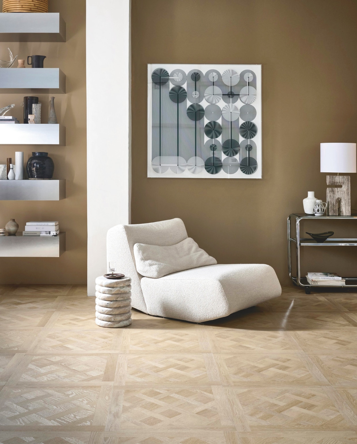 Pvc-vloer Royal in Natural, 61x61 cm, dryback per m² € 46,95. M.m.v. cocooncollectables.nl (meubels en accessoires). vtwonen 01-2025 | styling Marlies Does, Kim Timmerman | fotografie Sjoerd Eickmans