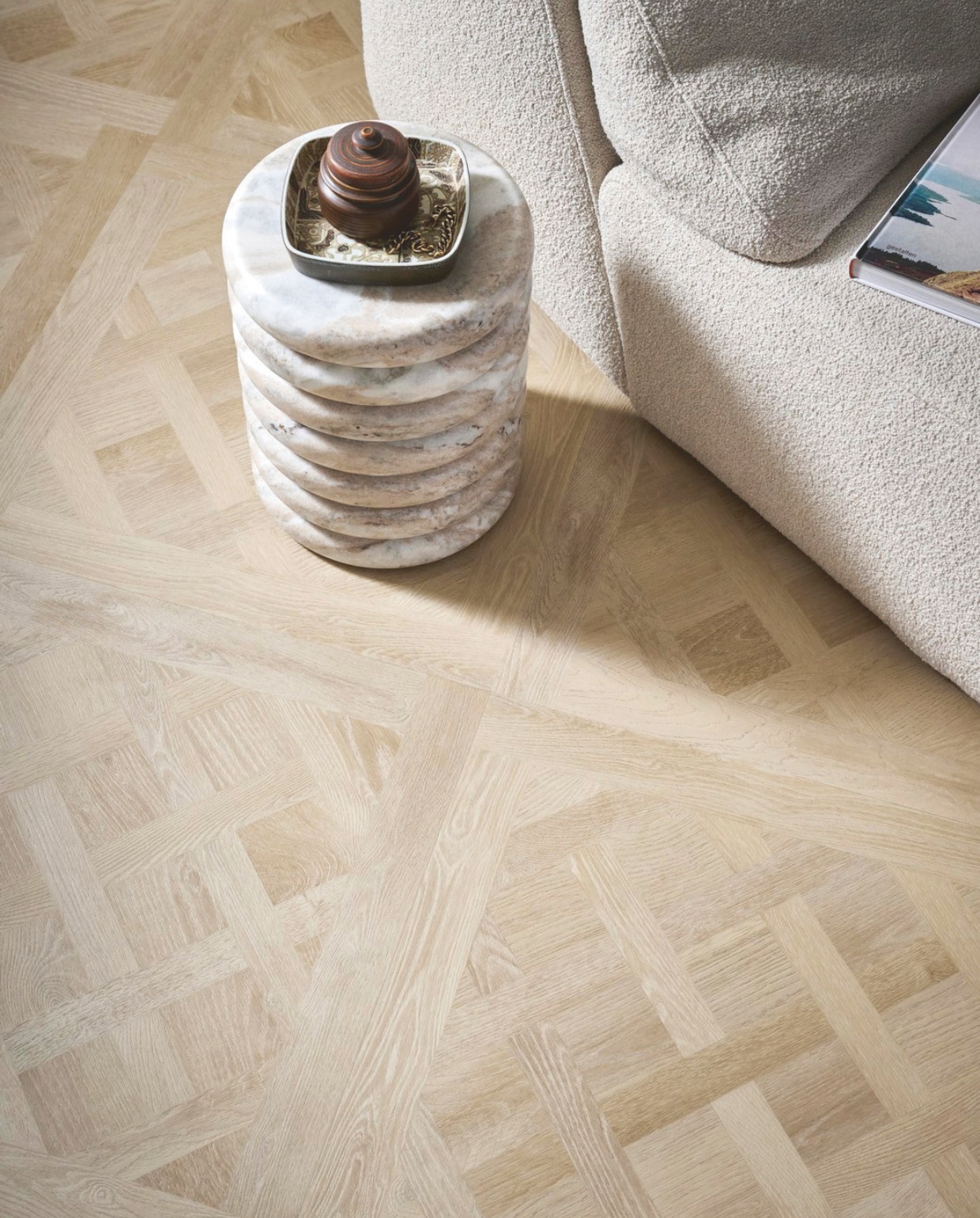 Pvc-vloer Royal in Natural, 61x61 cm, dryback per m² € 46,95. M.m.v. cocooncollectables.nl (meubels en accessoires). vtwonen 01-2025 | styling Marlies Does, Kim Timmerman | fotografie Sjoerd Eickmans