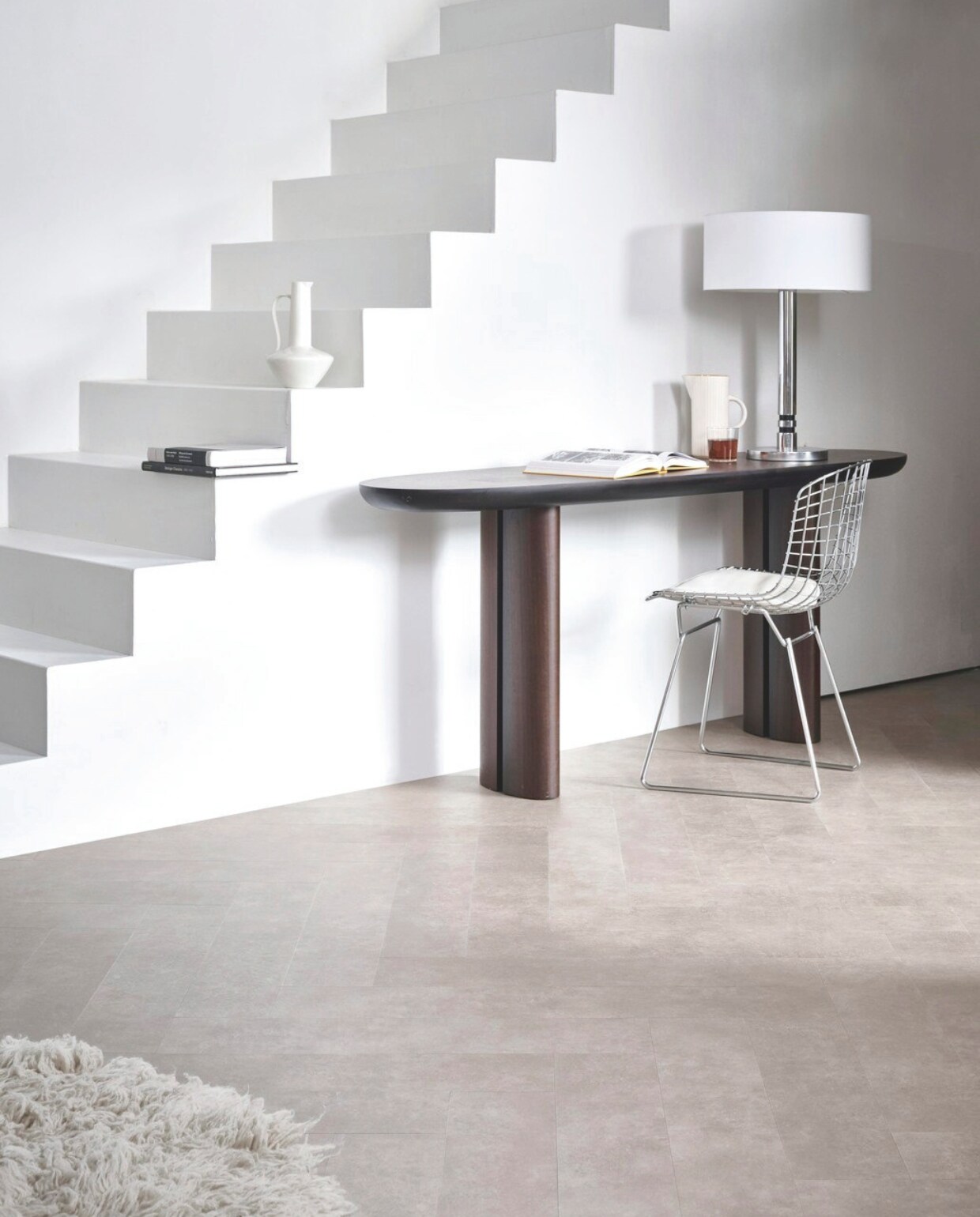 Pvc-vloer Herringbone in Sand, 76,5x15,3 cm, dryback per m² € 44,95. M.m.v. cocooncollectables.nl (meubels en accessoires). vtwonen 01-2025 | styling Marlies Does, Kim Timmerman | fotografie Sjoerd Eickmans