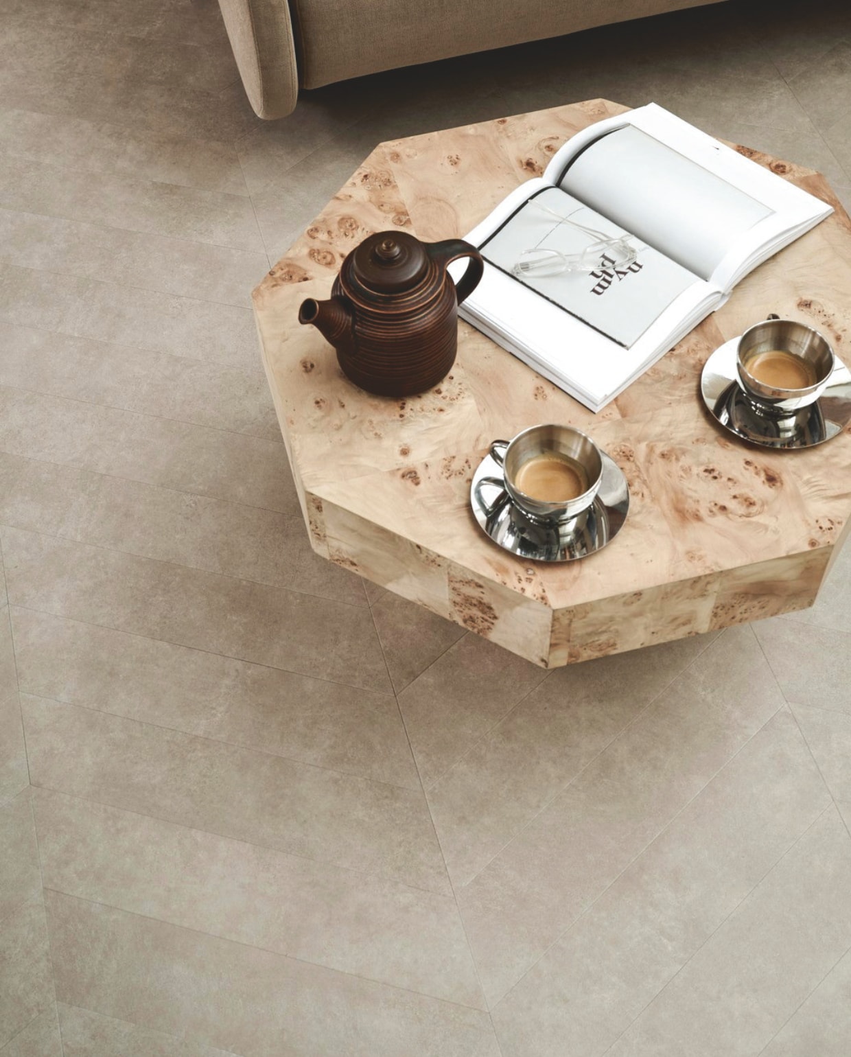 Pvc-vloer Noble in Sand, 53,8x11,7 cm, dryback per m² € 48,95. M.m.v. cocooncollectables.nl (meubels en accessoires). vtwonen 01-2025 | styling Marlies Does, Kim Timmerman | fotografie Sjoerd Eickmans