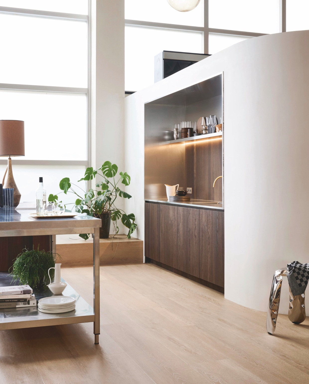 Pvc-vloer Wide Board in Warm Natural, 152,5x30,5 cm, dryback per m² € 44,95, click per m² € 57,95. M.m.v. cocooncollectables.nl (meubels en accessoires). vtwonen 01-2025 | styling Marlies Does, Kim Timmerman | fotografie Sjoerd Eickmans