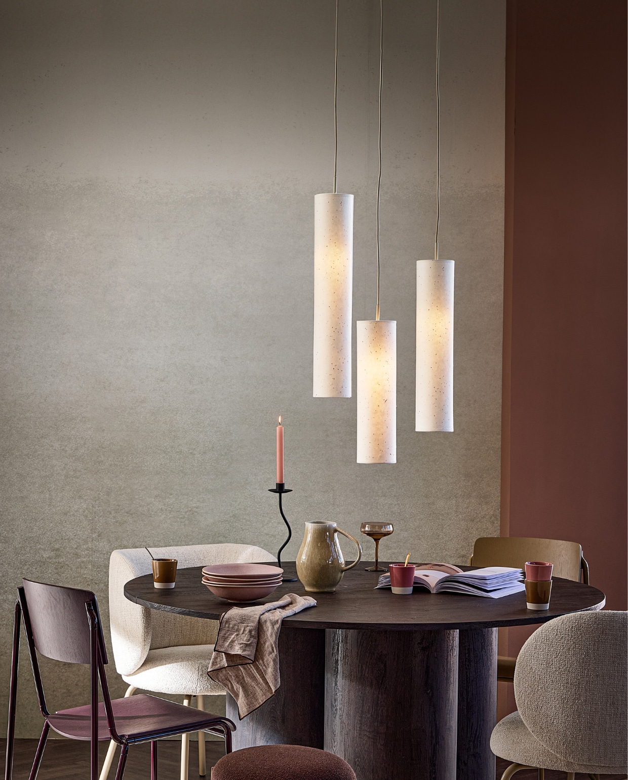 Papieren hanglamp Paper Tube 3-lichts, 40x148 cm (Øxh) € 199,-. Muurverf krijtmat Soft Clay, 1 liter € 27,99. M.m.v. vtwonen.nl/shop (eettafel Oona van Woood, bouclé eetkamerstoel Rico van Ferm Living, groene eetkamerstoel Petit van Hay, pastaborden Mixed Ceramics van By FonQ), hm.com (kan, kandelaar, champagnecoupe, mok). Overig privébezit. vtwonen 13-2024 | styling Sanne Ketelaar | fotografie Peggy Janssen