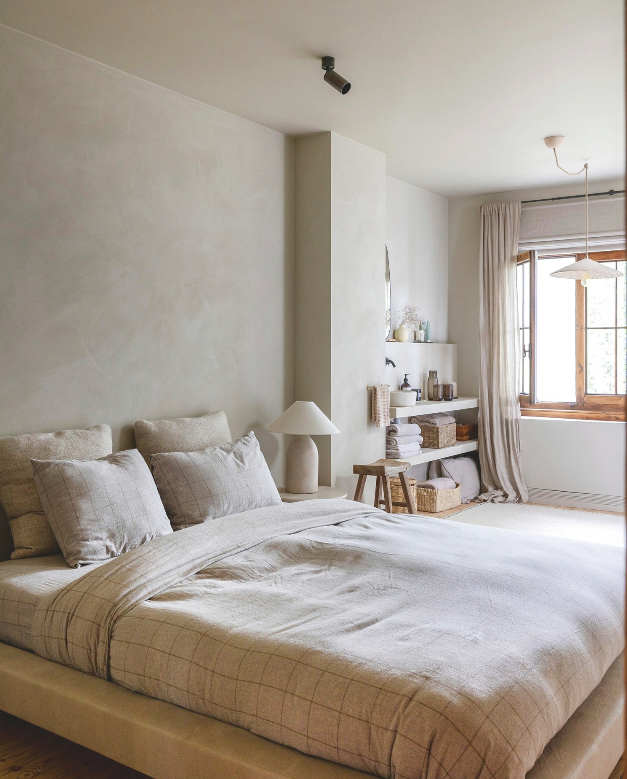 Door voor een laag bed te kiezen, oogt de slaapkamer extra ruimtelijk. Het linnen bed liet Fammeke maken bij Purdey D Design. Lampenen beddengoed van Zara Home. vtwonen landelijk 01-2025 | Fotografie Sarah van Hove