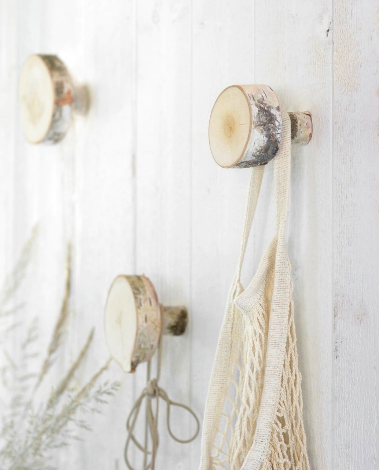 Houten kist € 9,99, bank € 129,- (ikea.nl). Katoenen nettas € 6,95 (dille-kamille.nl). Handgemaakte leren schoudertas € 139,-, handgemaakte leren shopper € 269,95, handgemaakt leren enveloptas € 49,- (jeebags.com). Borstel van Iris Hantverk vanaf € 11,- (nordicnest.nl). Bucketbag van papierstro € 24,99 (hm.com). Overig privébezit. vtwonen 01-2025 | styling Janneke Peters | fotografie Jef van Tricht