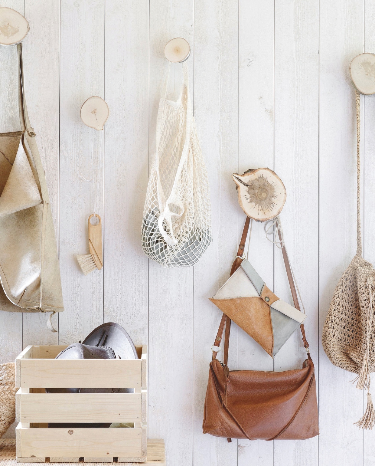 Houten kist € 9,99, bank € 129,- (ikea.nl). Katoenen nettas € 6,95 (dille-kamille.nl). Handgemaakte leren schoudertas € 139,-, handgemaakte leren shopper € 269,95, handgemaakt leren enveloptas € 49,- (jeebags.com). Borstel van Iris Hantverk vanaf € 11,- (nordicnest.nl). Bucketbag van papierstro € 24,99 (hm.com). Overig privébezit. vtwonen 01-2025 | styling Janneke Peters | fotografie Jef van Tricht