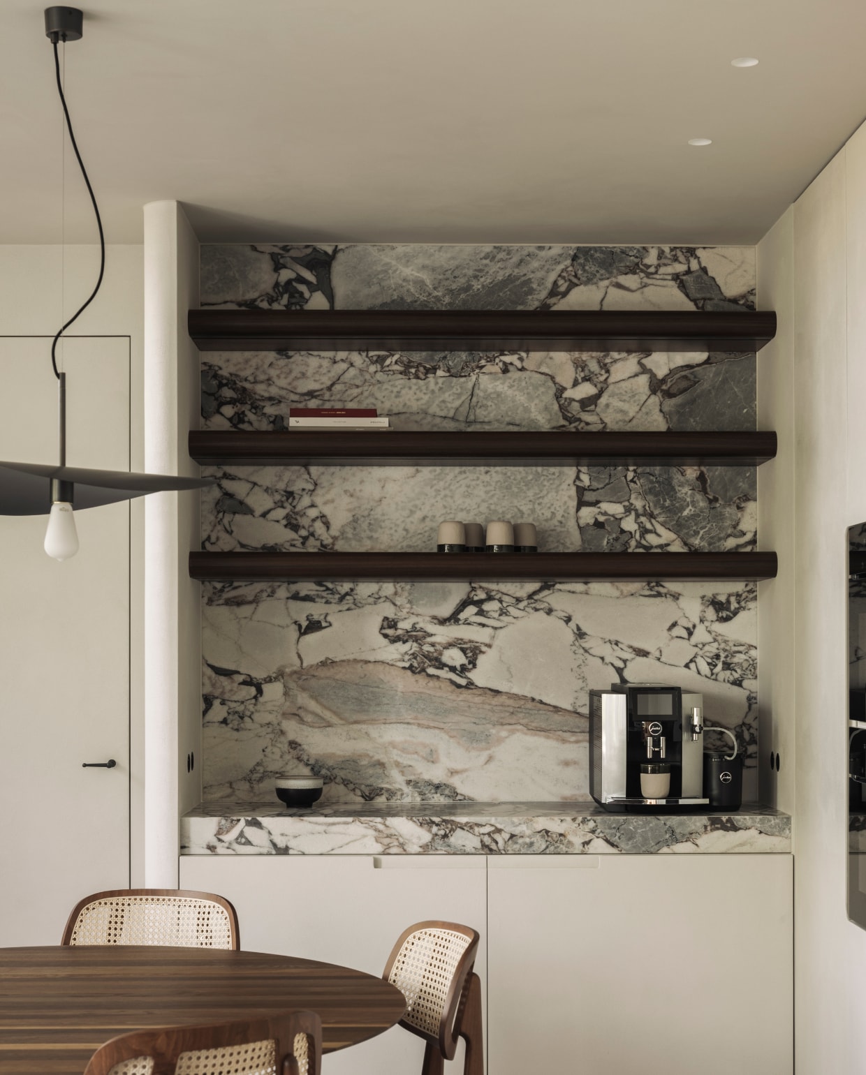 Tafel en stoelen Vincent Sheppard. Hanglamp Luminello. stijlvol wonen 01-2025 | Fotografie Stefanie De Neve (portret), Tijs Vervecken