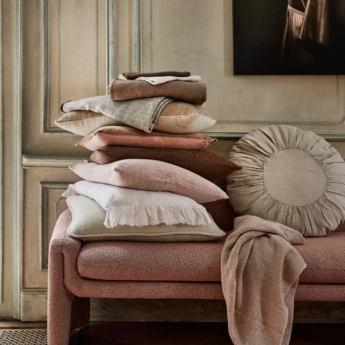 Geweven stoffen bank Zone van BePureHome, 160x52x60 cm (lxbxh) € 499,- (basiclabel.nl). Kussens stapel van onder naar boven: Gerecycled wollen kussen van Malagoon in Abbey White € 49,99 (vtwonen.nl/shop). Wit kussen met ruche € 32,50 (mrsbloom.nl). Linnen kussen Pink Salt € 59,-, linnen kussen Cocoa € 59,-(bymolle.com). Roze velours kussen € 32,50 (mrsbloom.nl). Gerecycled wollen kussen van Malagoon € 46,99 (vtwonen.nl/shop). Zwart/off white linnen plaid Unique, 130x170 cm € 79,95, katoenen leemkleurig plaid Jaydi, 130x170 cm € 69,95 (basiclabel.nl). Kussensloop Pink salt € 49,-, kussensloop Cacao € 49,- (bymolle.com). Rond linnen kussen, 60 cm (Ø) € 59,95, roze plaid € 39,95 (mrsbloom.nl). vtwonen 09-2024 | fotografie Peggy Janssen | styling Marloes Does