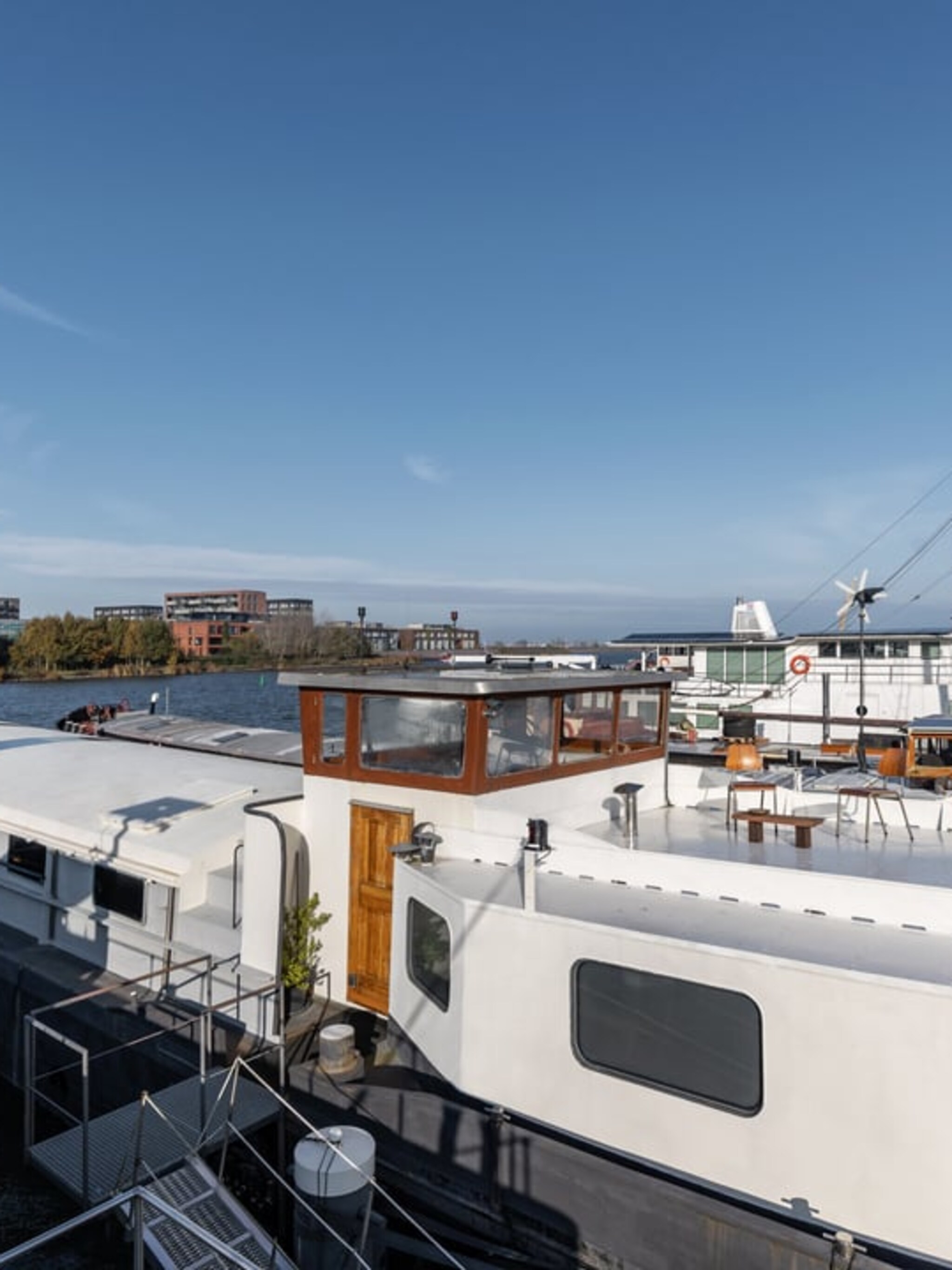 woonboot met industriele woonstijl in amsterdam