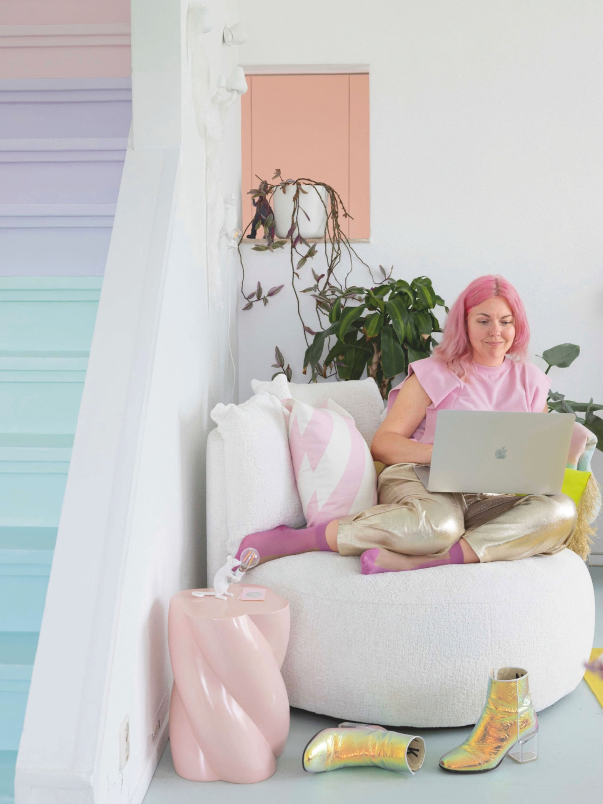 binnenkijken in een kleurrijk en speels interieur