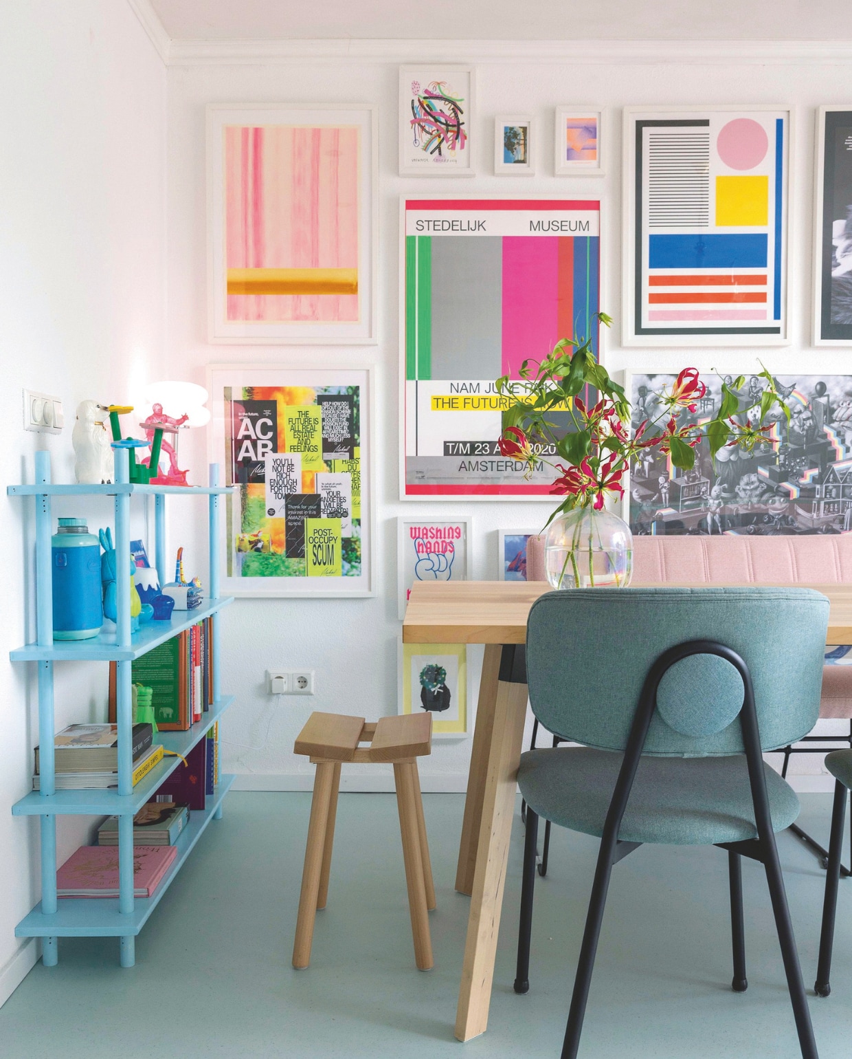 Oude stokkenkast geschilderd in Q7.15.76 5051 Color Concept van Sikkens. Engelse Staffordshire rommelmarkt Oslo. Roze vintage mummie snuffelmarkt Utrecht. Pixarspeelgoed en space age tafellamp Marktplaats. Glitterspons Hay. Posters eigen verzameling, waaronder tentoonstelling Nam June Paik in Stedelijk Museum Amsterdam, washing hands en oranje/lila gradiëntkaart eigen werk Dana, zeefdrukposter uit Berlijn (linksboven), poster Hay (rechtsboven), Ikea Art Event 2017 van Amandine Urruty (rechtsonder), verwarde regenboog van Rogier Roeters (bovenin). Eettafel en kruk Ypperlig van Hay voor Ikea. Stoelen Trendhopper. Eetkamerbank Febe van Donc in Board 197. vtwonen DIY special 10 | styling Ilona Jongepier | fotografie Dana van Leeuwen